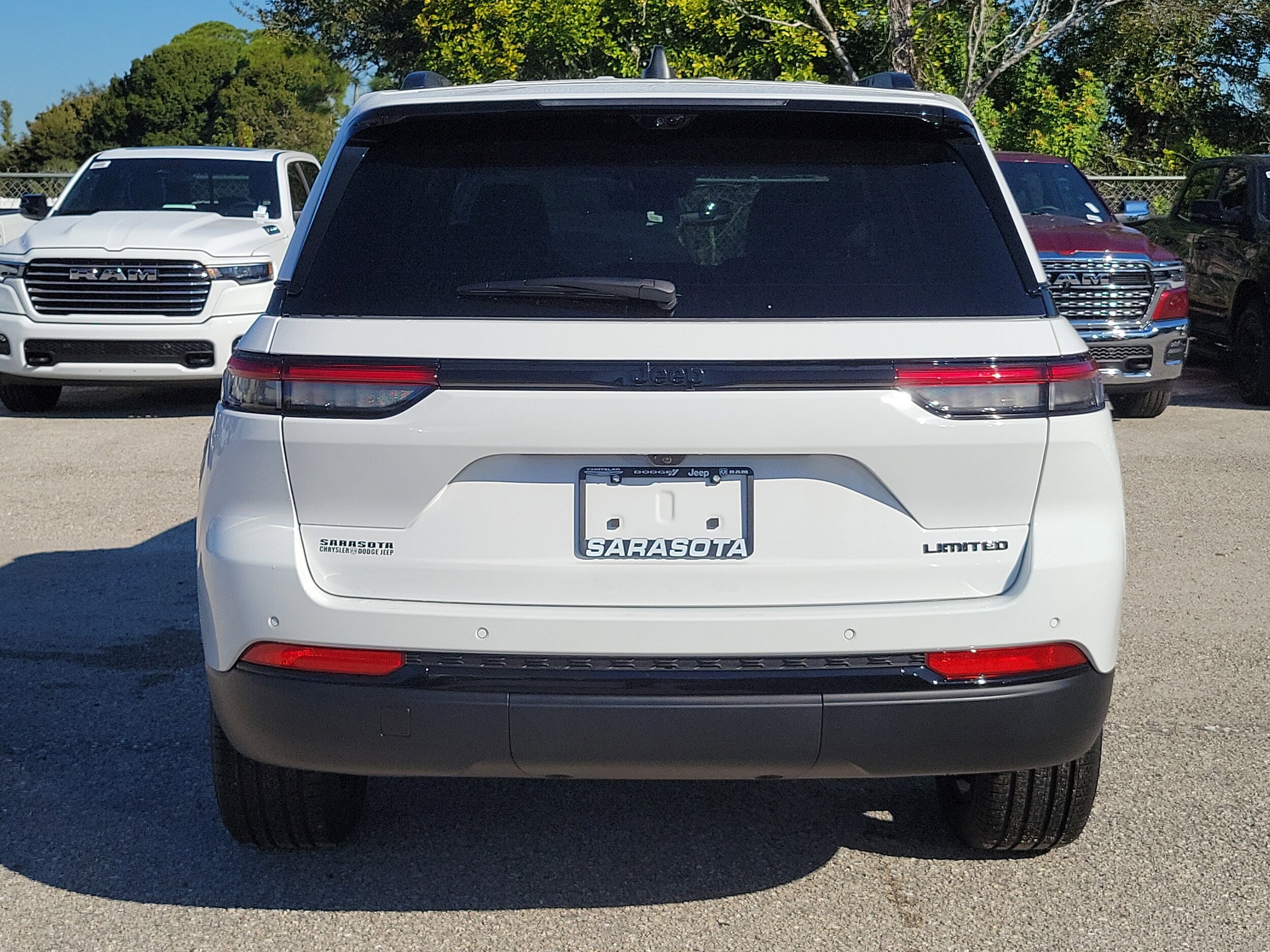 2025 Jeep Grand Cherokee Limited photo 3
