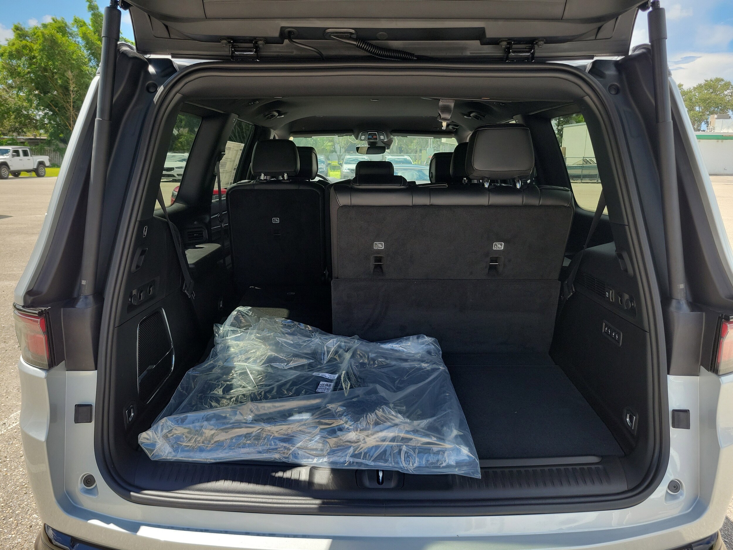2025 Jeep Wagoneer Series II Carbide photo 4