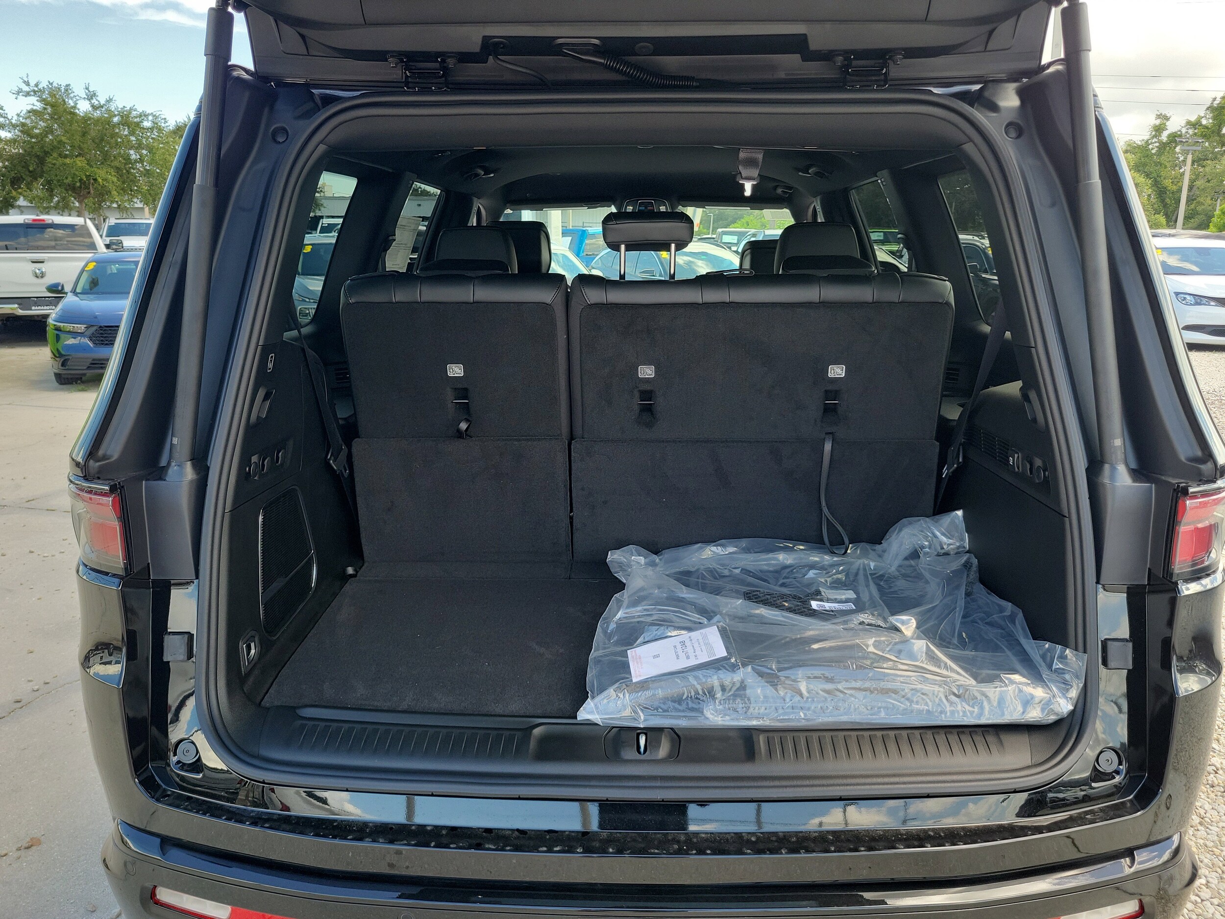 2025 Jeep Wagoneer Series II Carbide photo 4