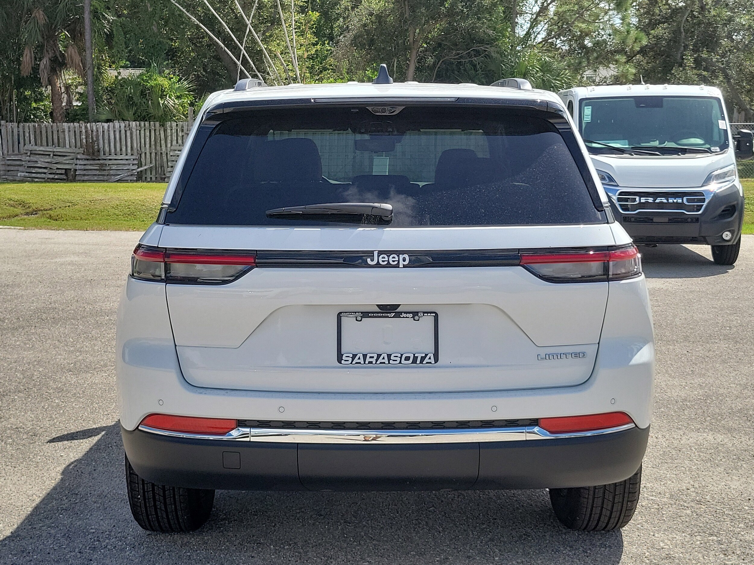 2025 Jeep Grand Cherokee Limited photo 3