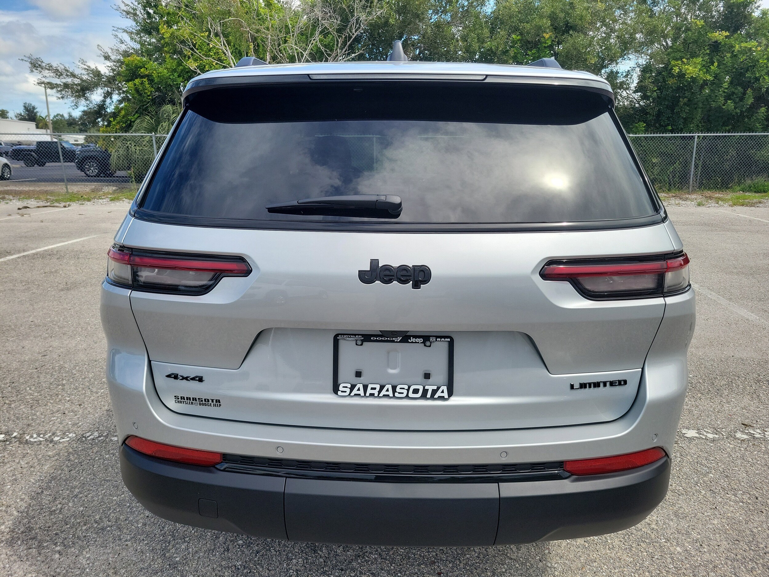 2025 Jeep Grand Cherokee Limited photo 3