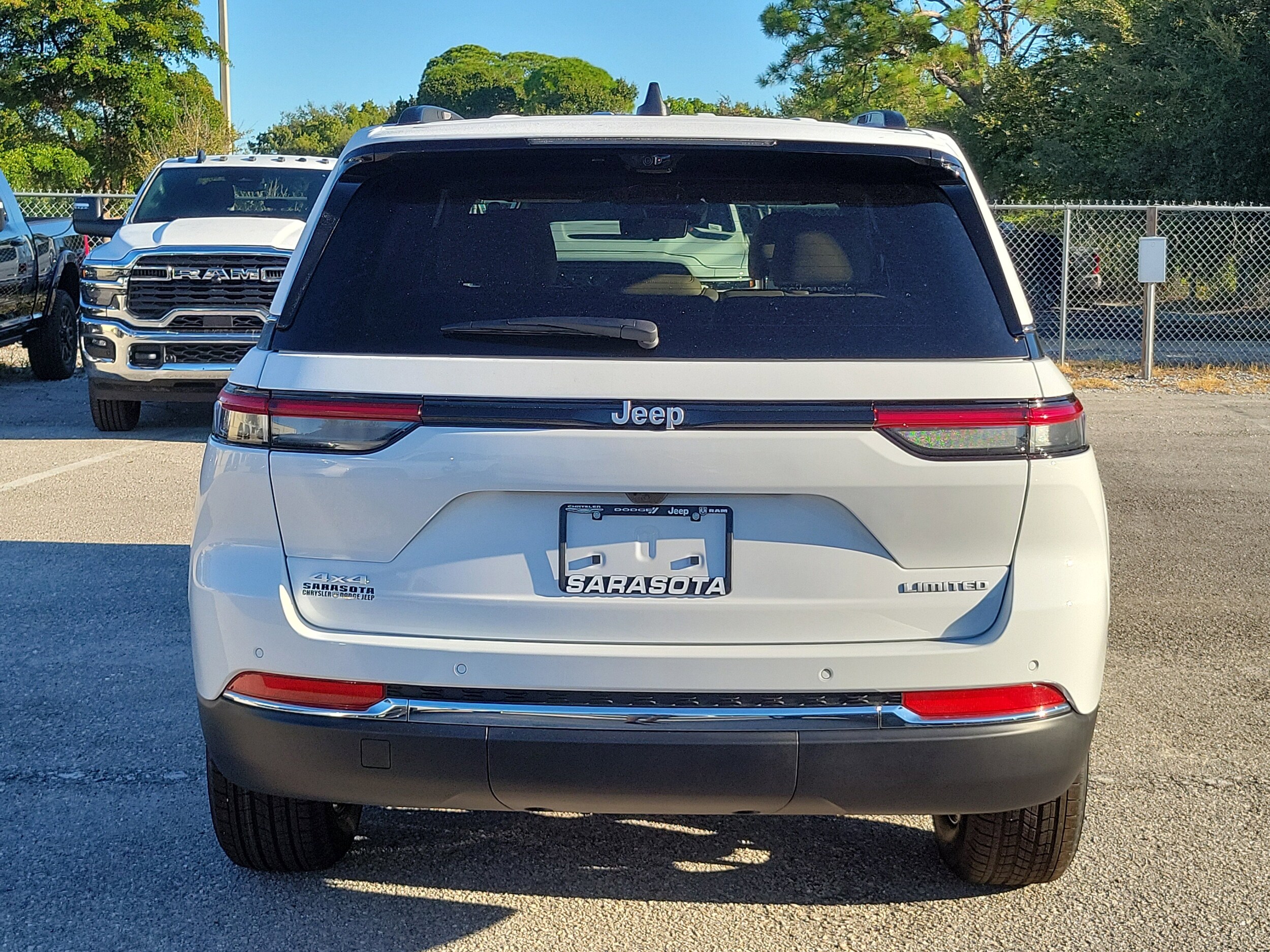 2025 Jeep Grand Cherokee Limited photo 3