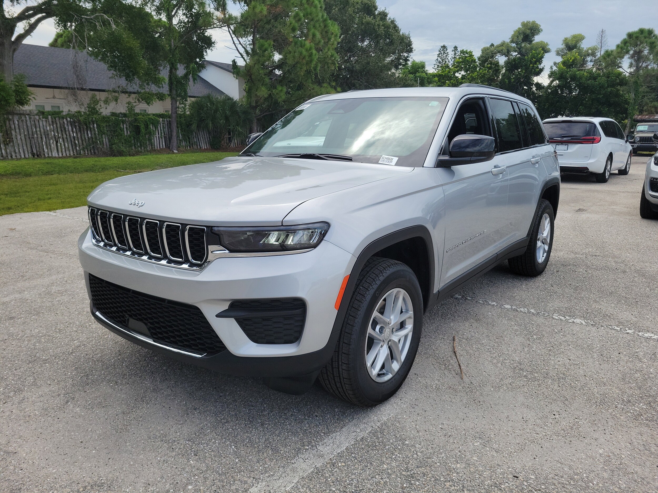 2025 Jeep Grand Cherokee Laredo photo 2