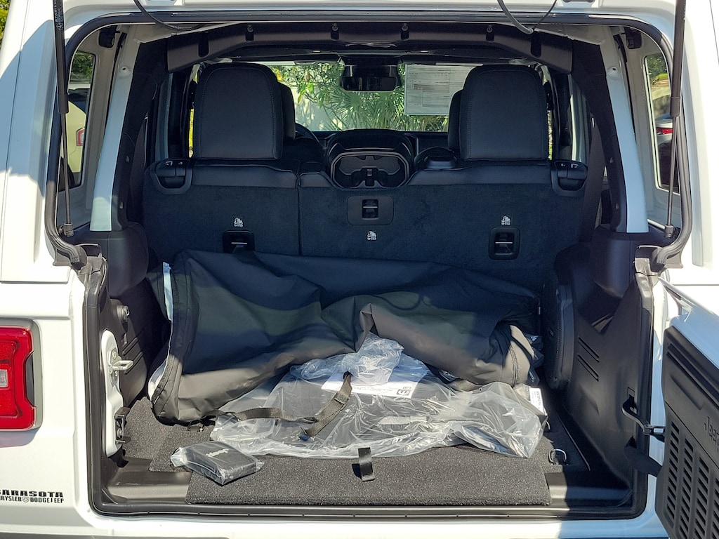 New 2025 Jeep Wrangler Sahara Sahara  4x4