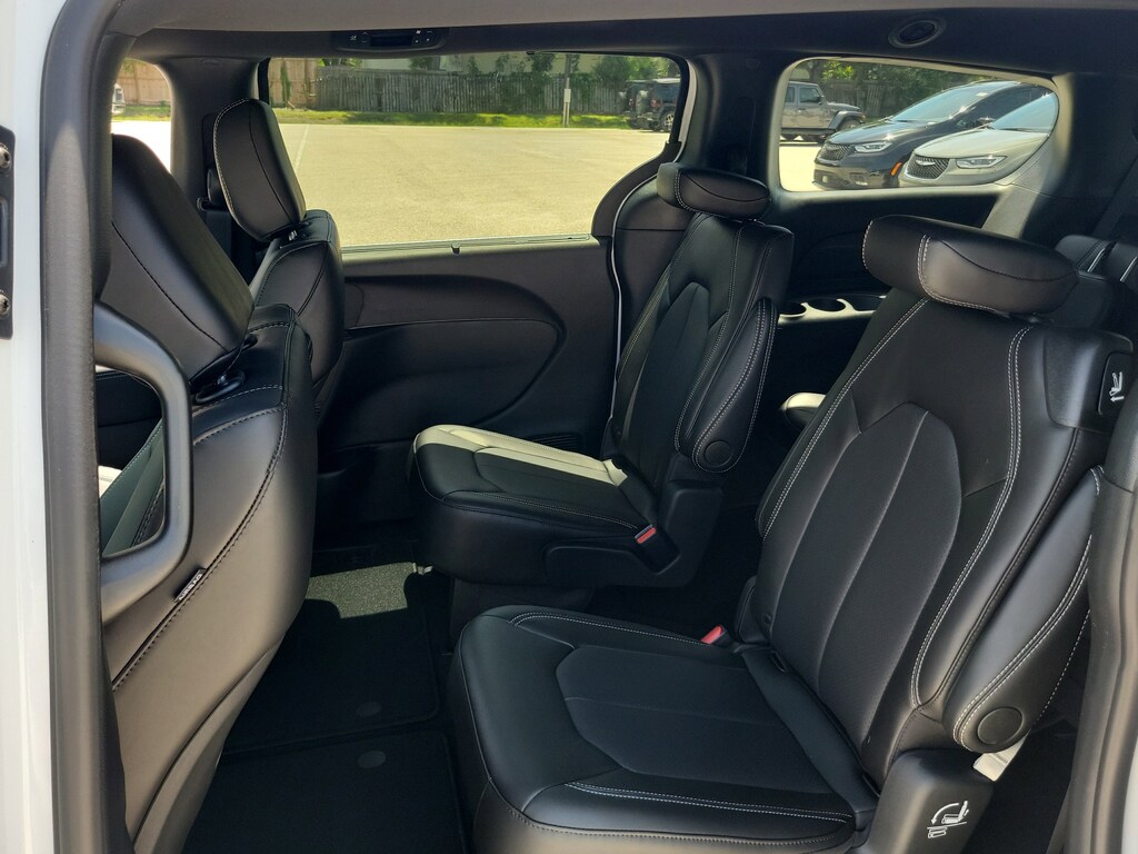 New 2025 Chrysler Pacifica Select Select AWD