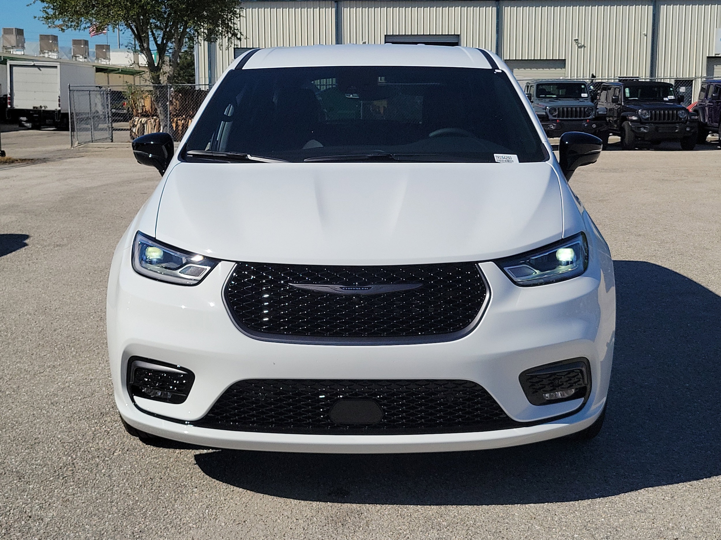 2026 Chrysler Pacifica Select's photo