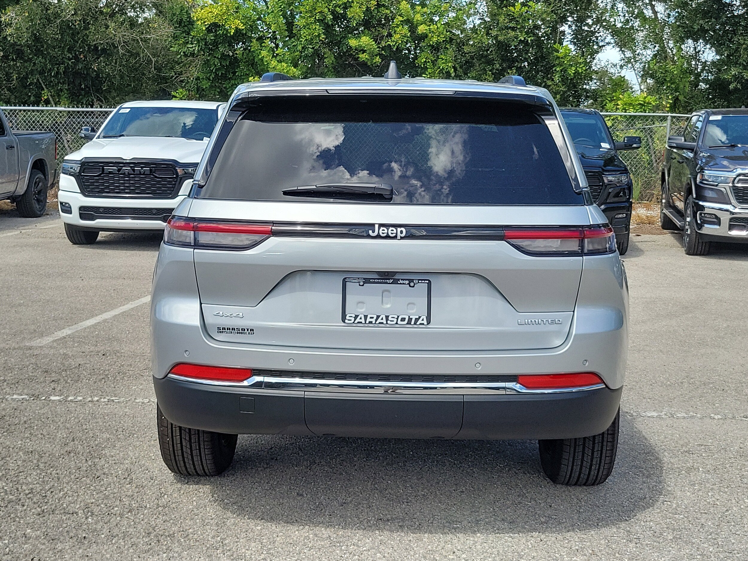 2025 Jeep Grand Cherokee Limited photo 2
