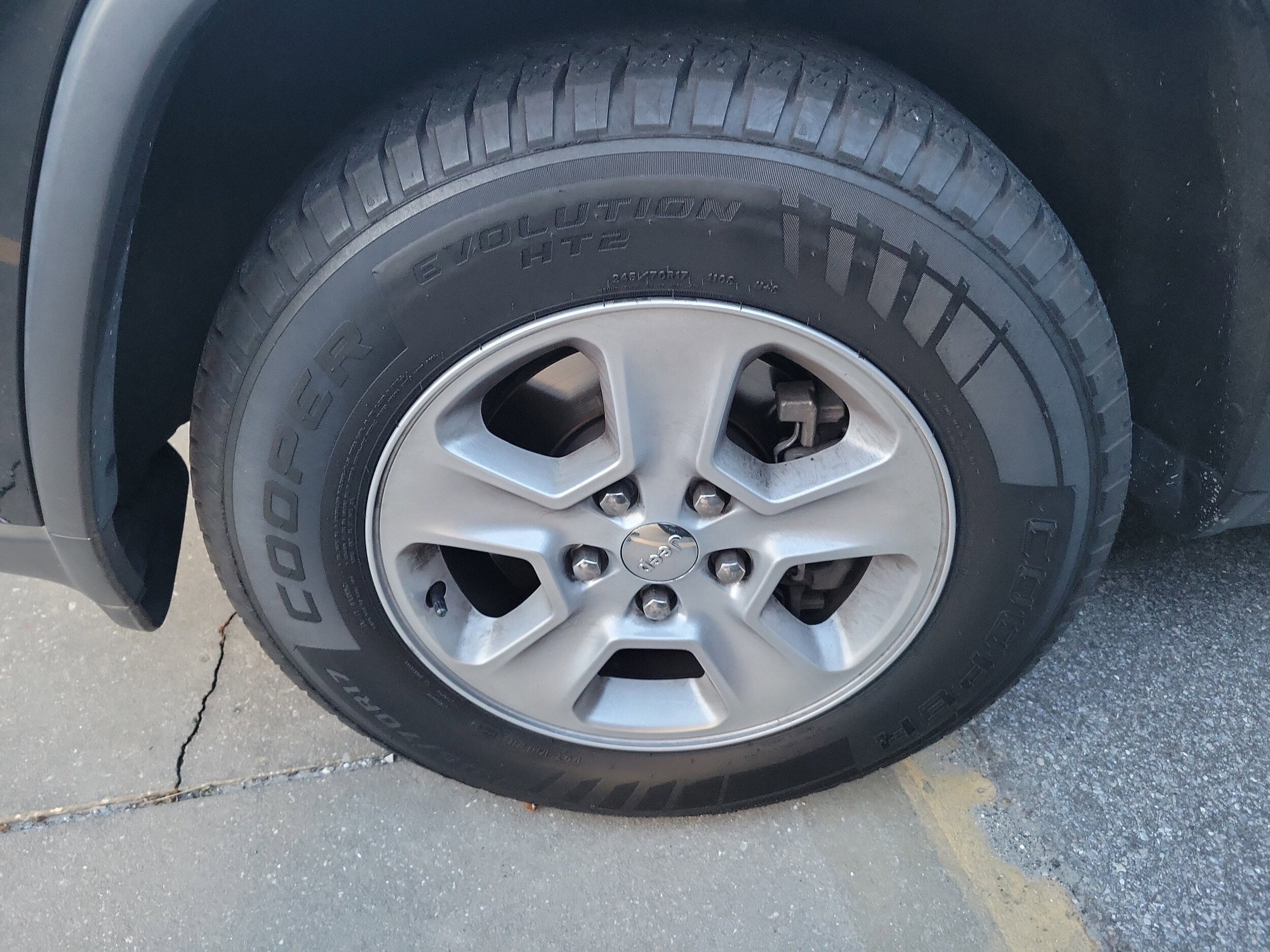 2017 Jeep Grand Cherokee Laredo photo 2