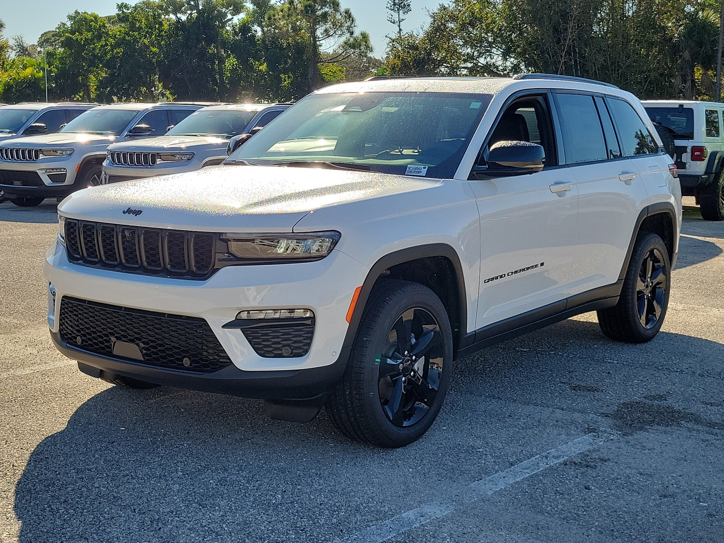 2025 Jeep Grand Cherokee Limited photo 2