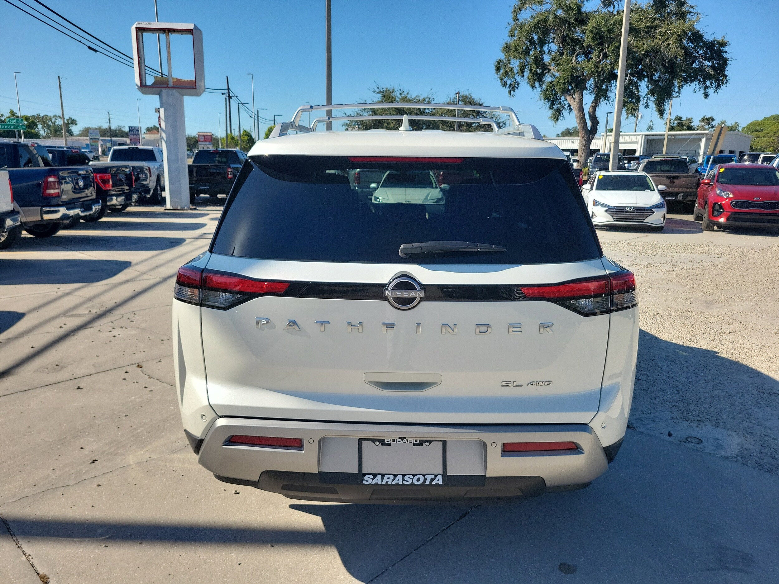 2024 Nissan Pathfinder SL photo 4