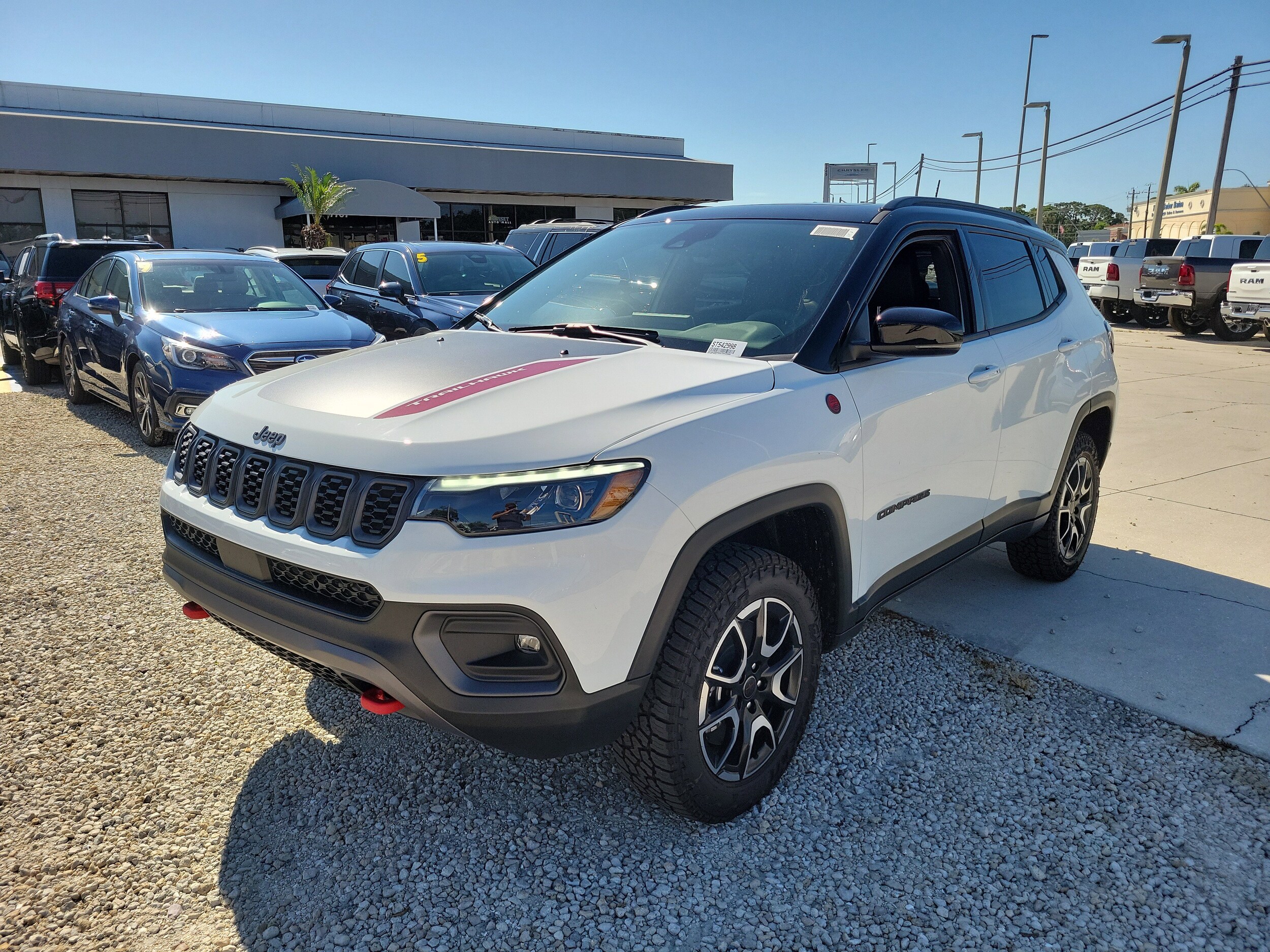 2025 Jeep Compass Trailhawk photo 2