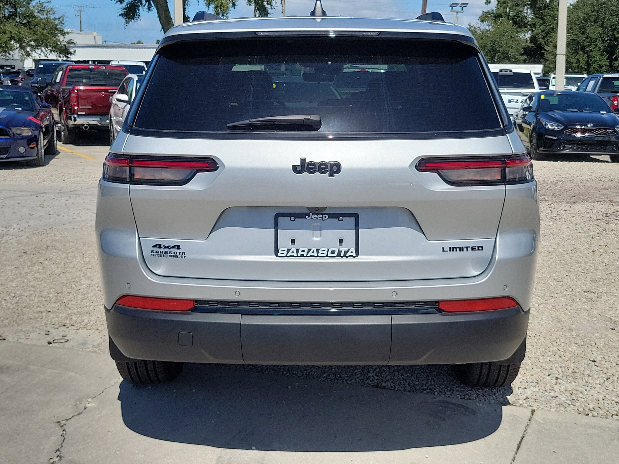 2025 Jeep Grand Cherokee Limited photo 2