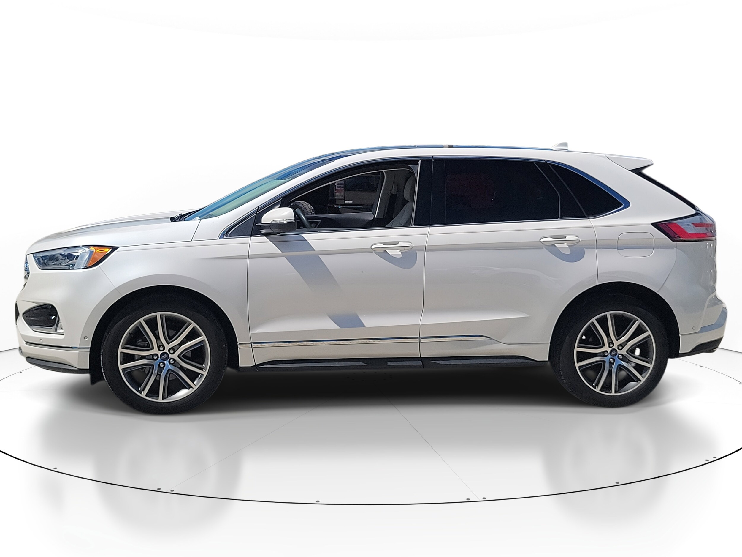 2019 Ford Edge Titanium photo 2