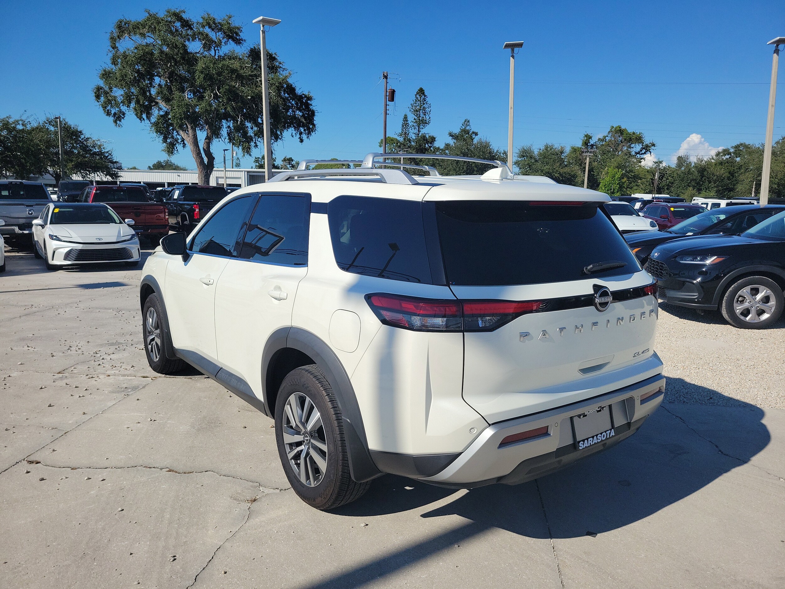 2024 Nissan Pathfinder SL photo 3