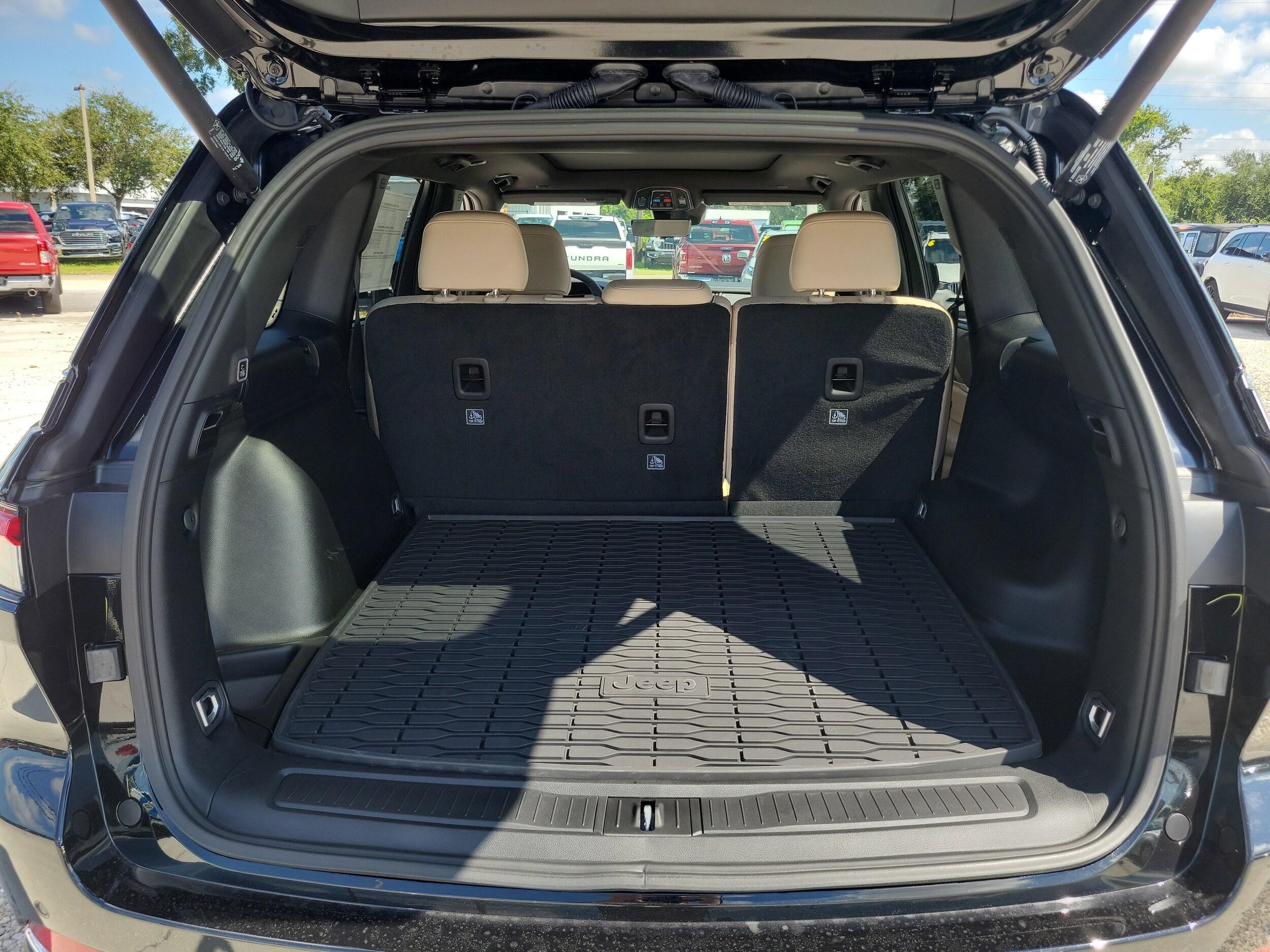 2025 Jeep Grand Cherokee Limited photo 4
