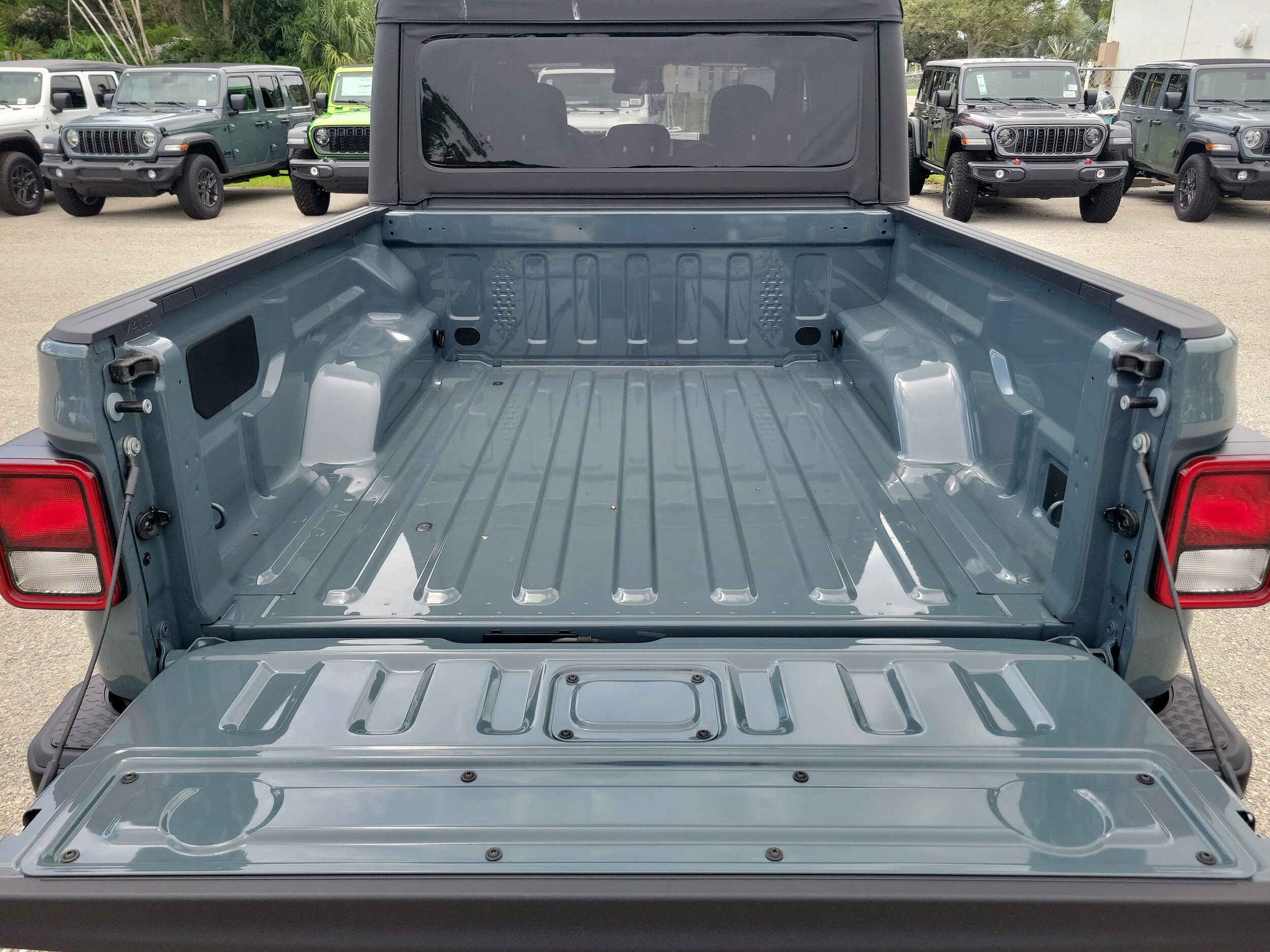 2025 Jeep Gladiator Sport S photo 3