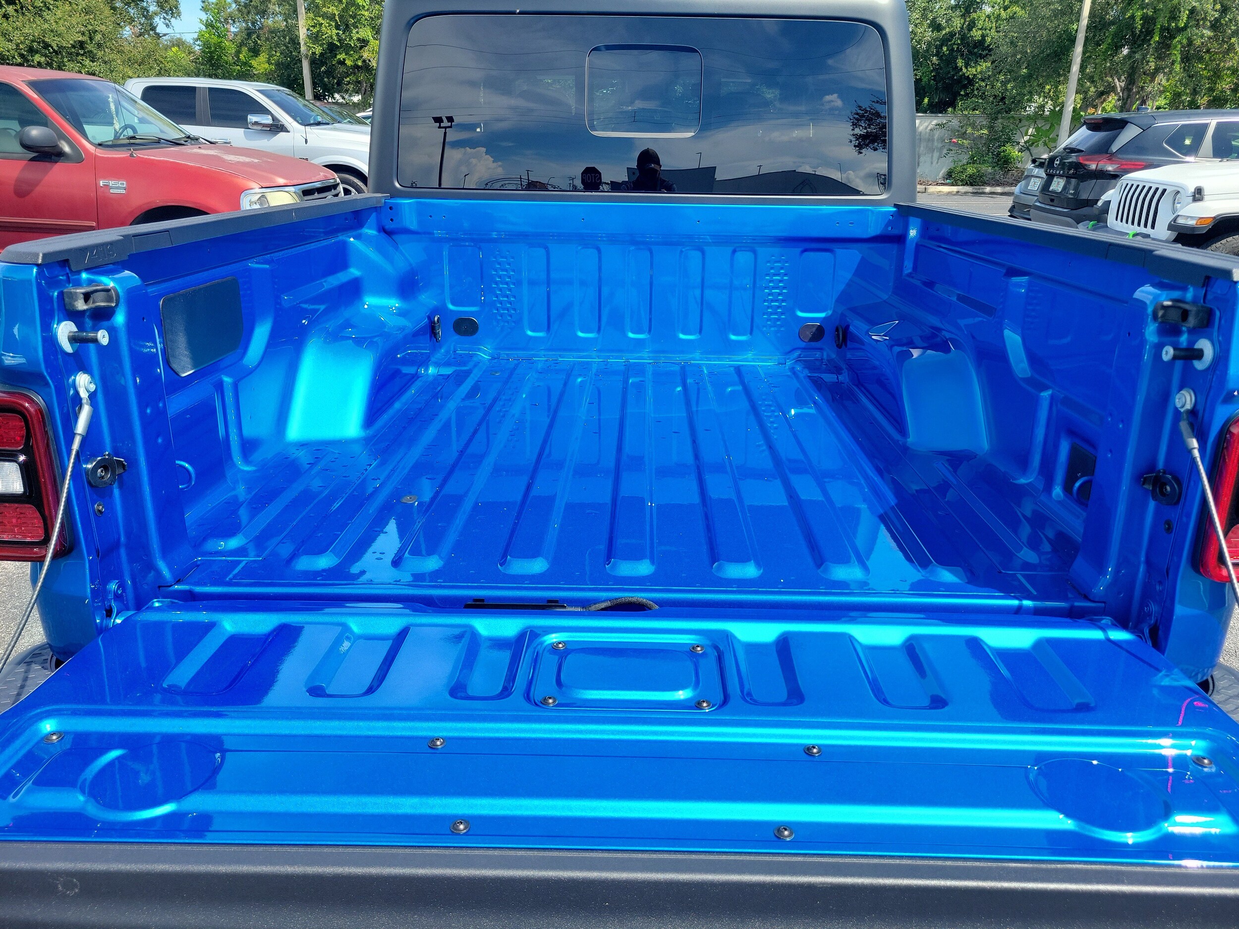 2025 Jeep Gladiator Willys photo 2
