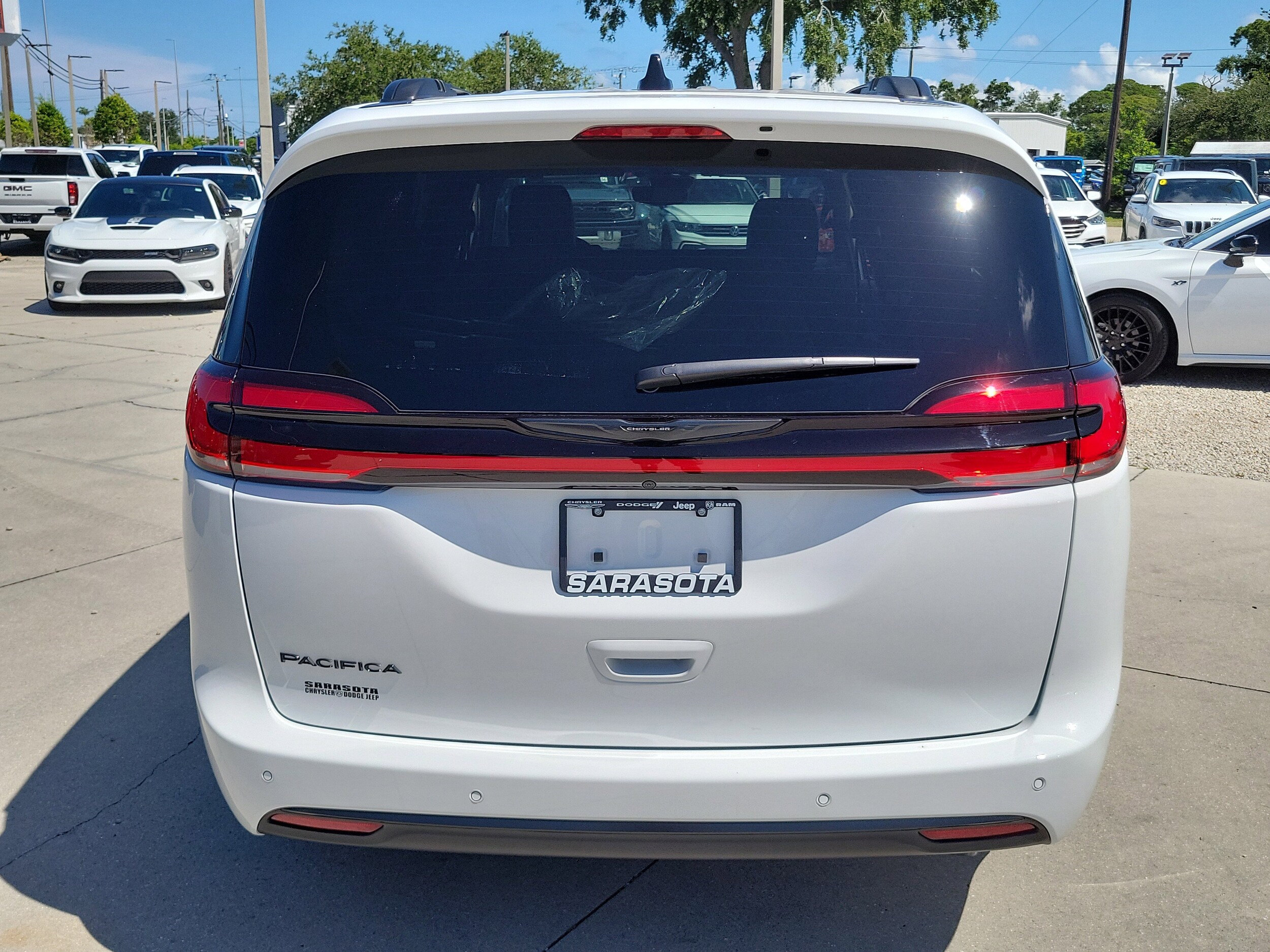 2025 Chrysler Pacifica photo 3