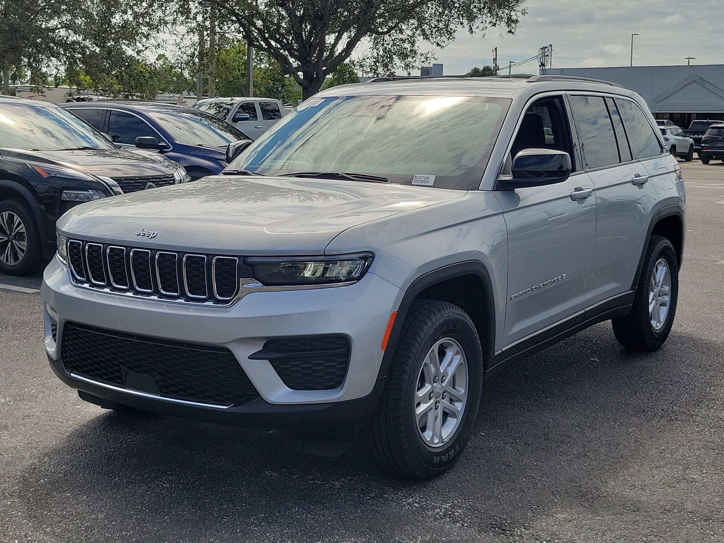 2025 Jeep Grand Cherokee Laredo photo 2
