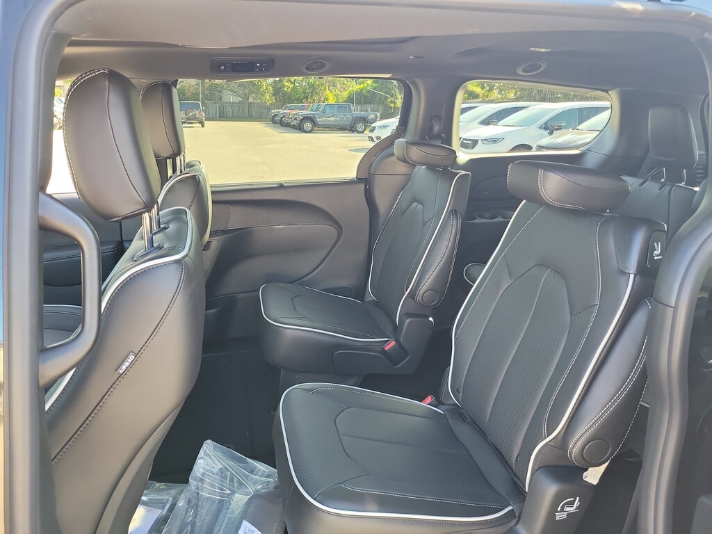 New 2026 Chrysler Pacifica Limited Limited FWD