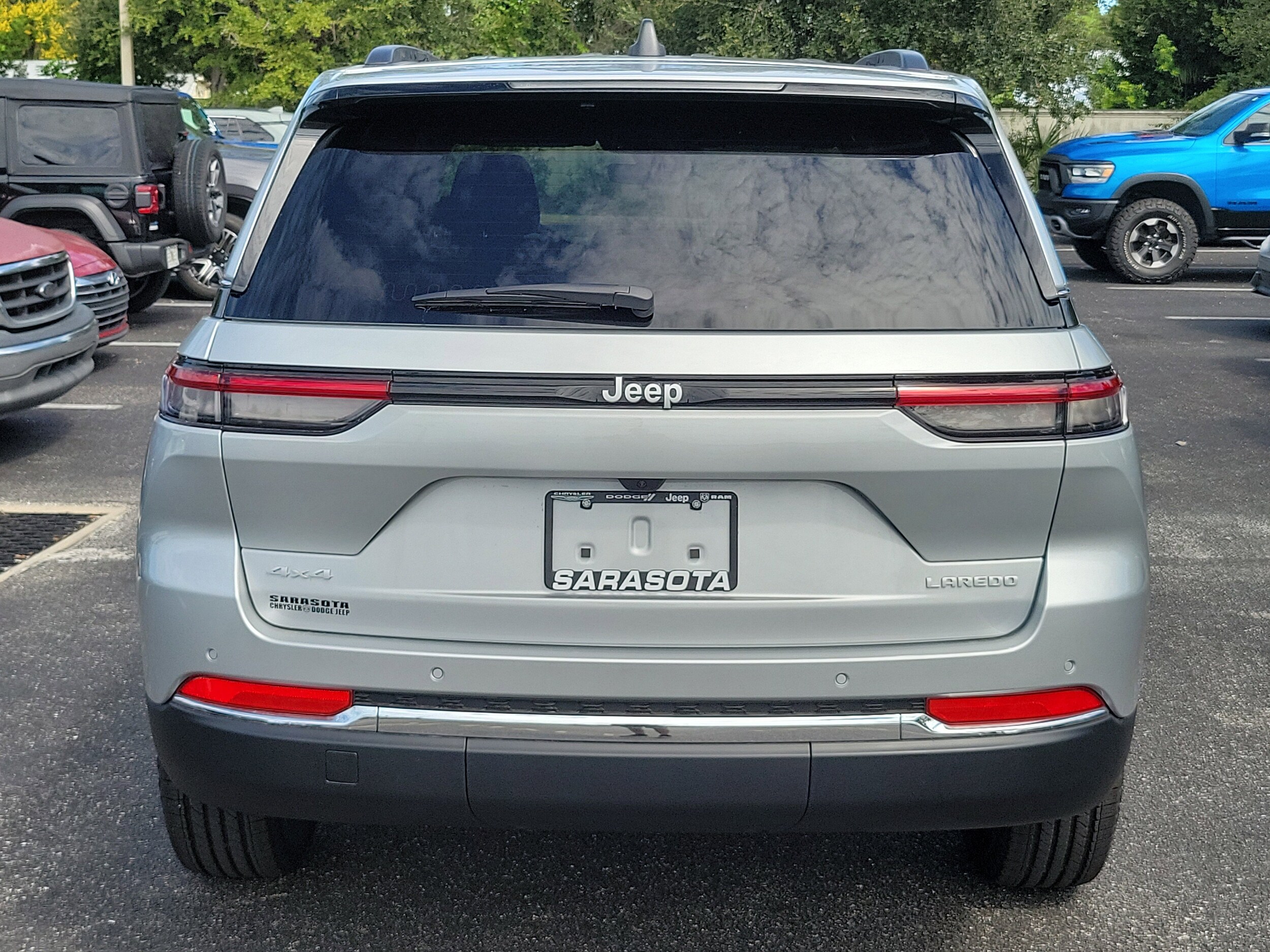 2025 Jeep Grand Cherokee Laredo photo 3