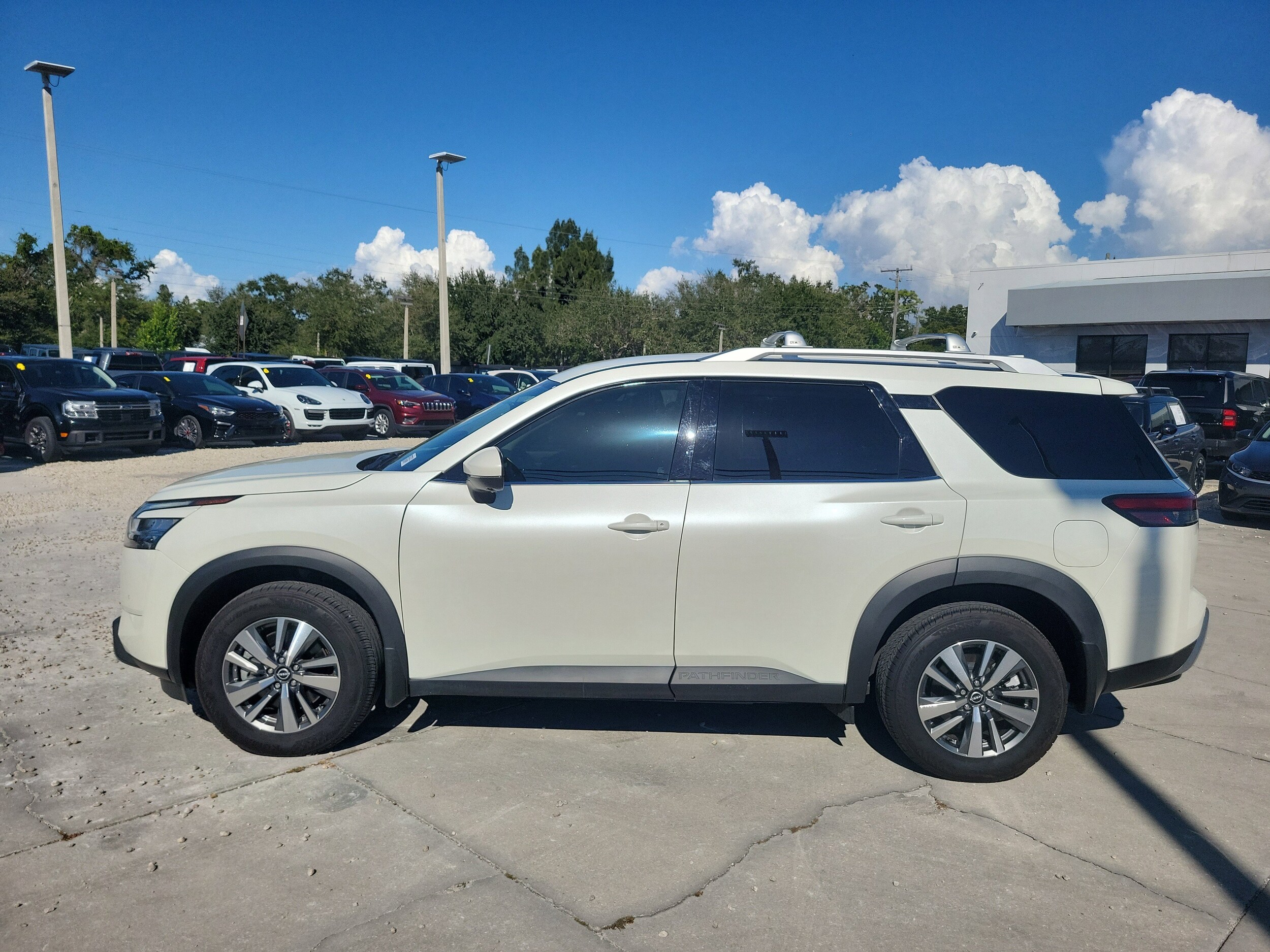 2024 Nissan Pathfinder SL photo 2