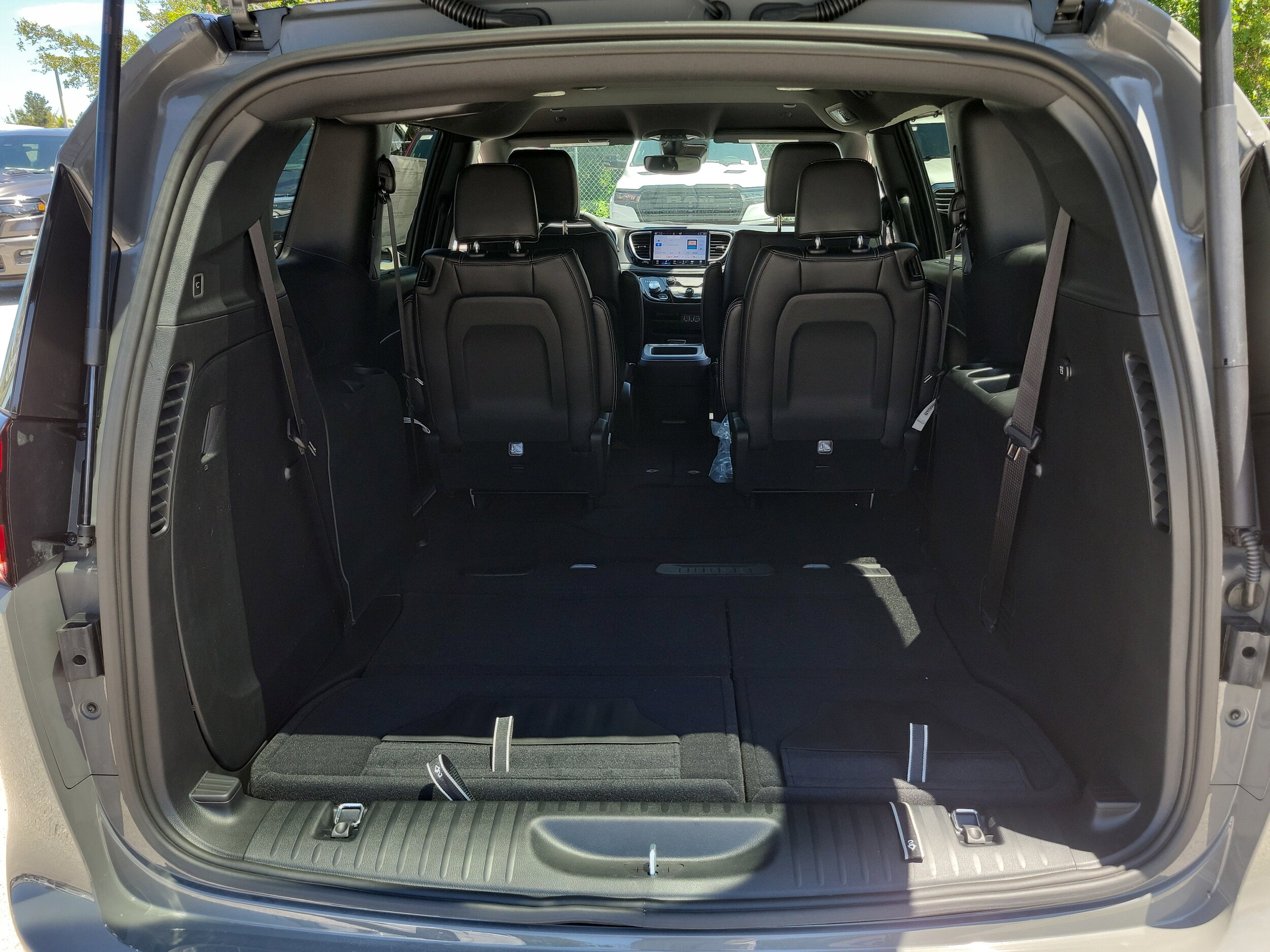 2025 Chrysler Pacifica photo 3