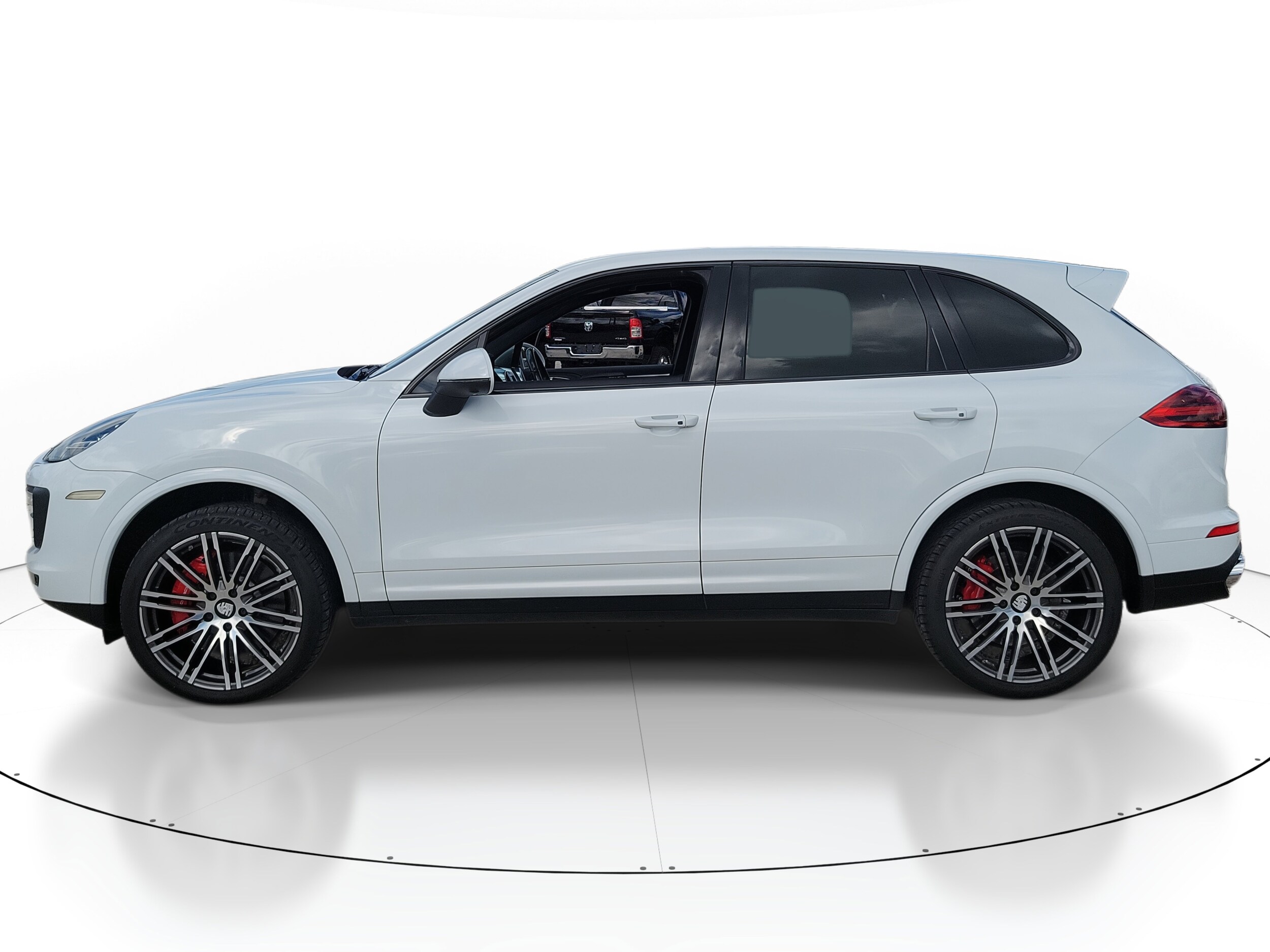 2016 Porsche Cayenne Turbo photo 2