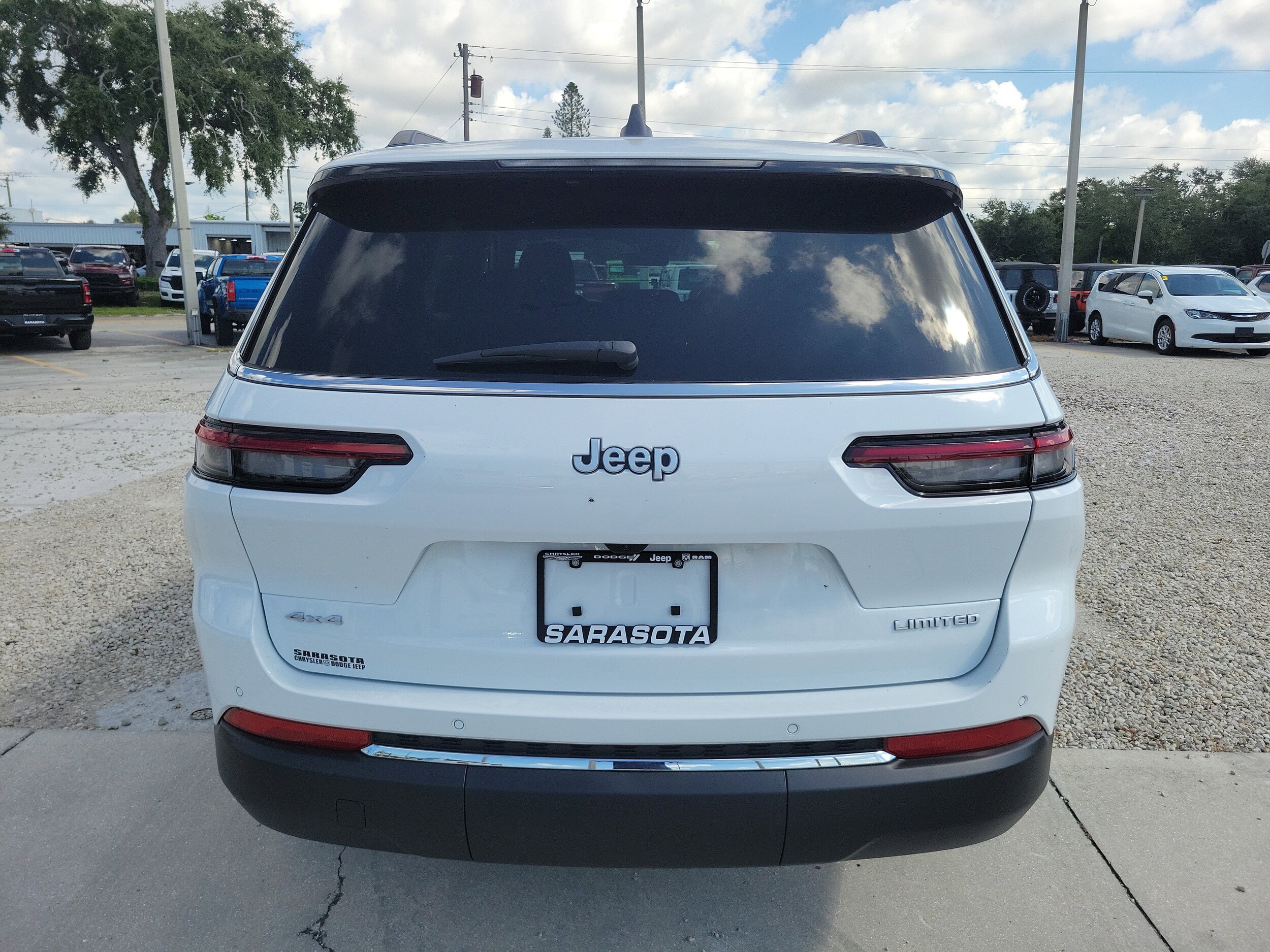 2025 Jeep Grand Cherokee Limited photo 2