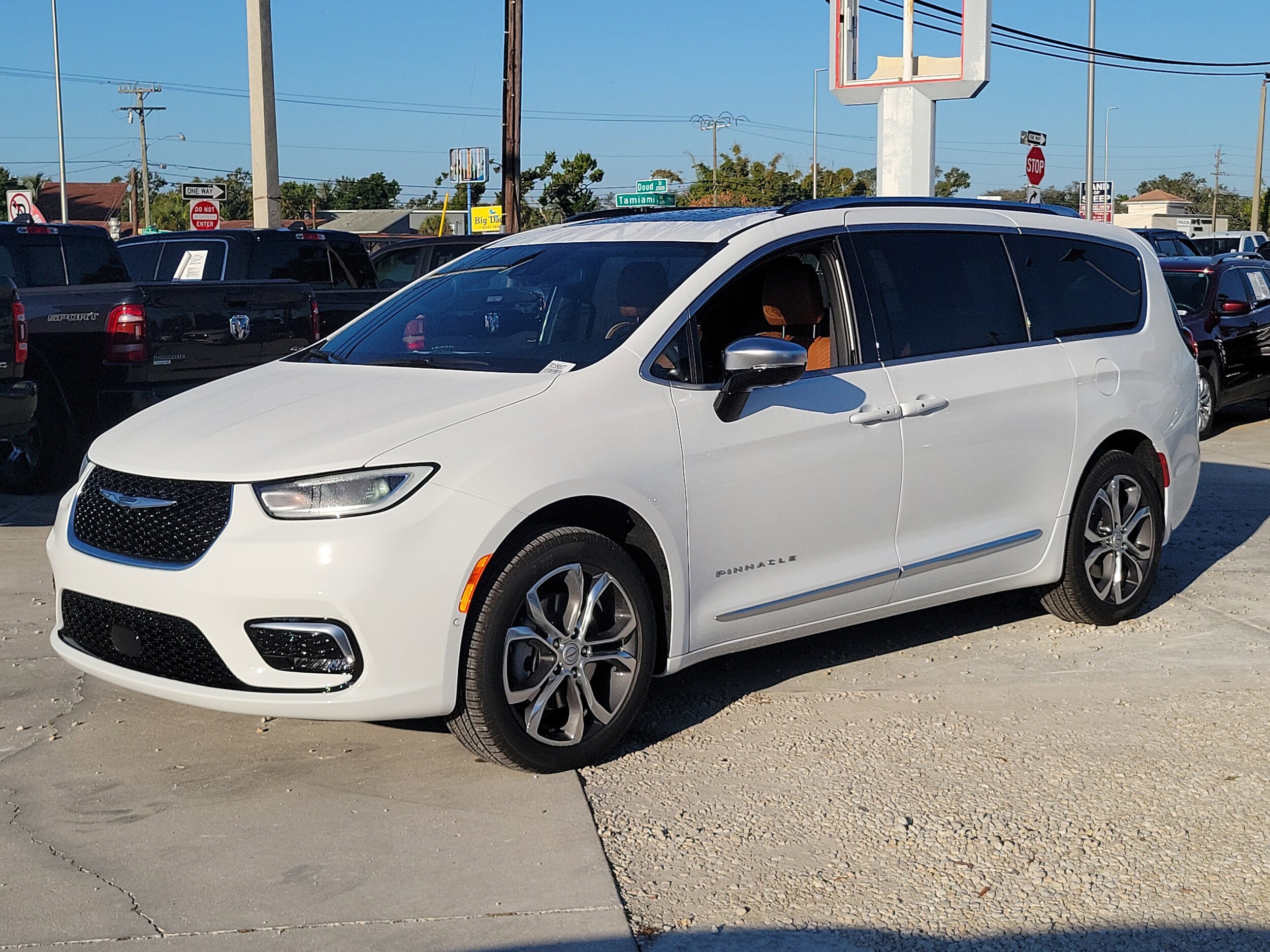 2026 Chrysler Pacifica Pinnacle photo 2