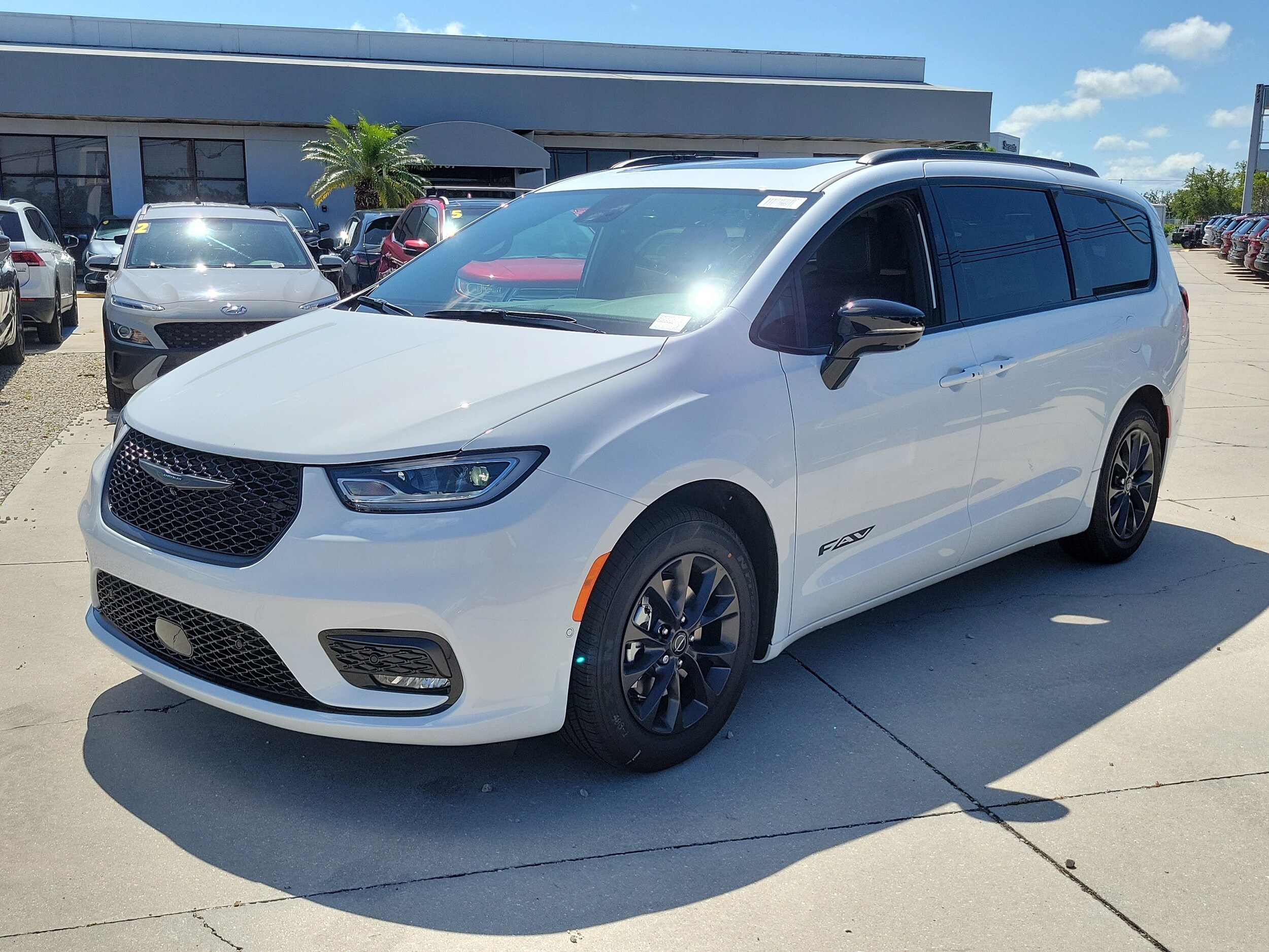 2025 Chrysler Pacifica photo 2
