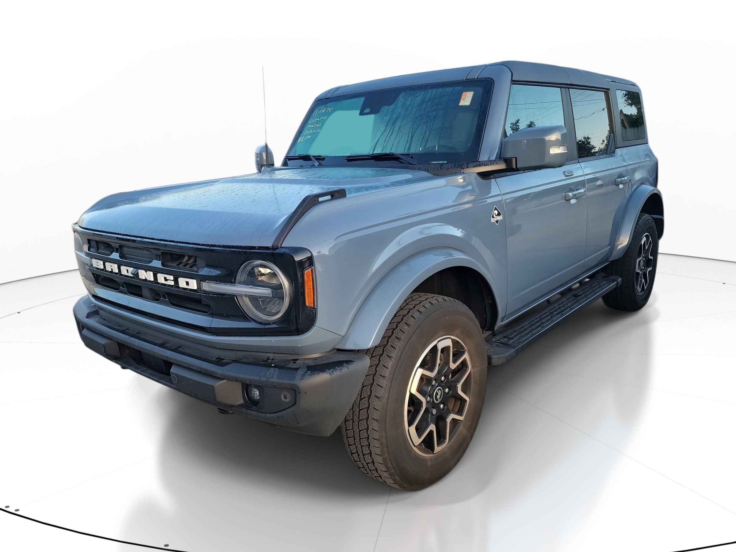 2023 Ford Bronco Outer Banks photo 2