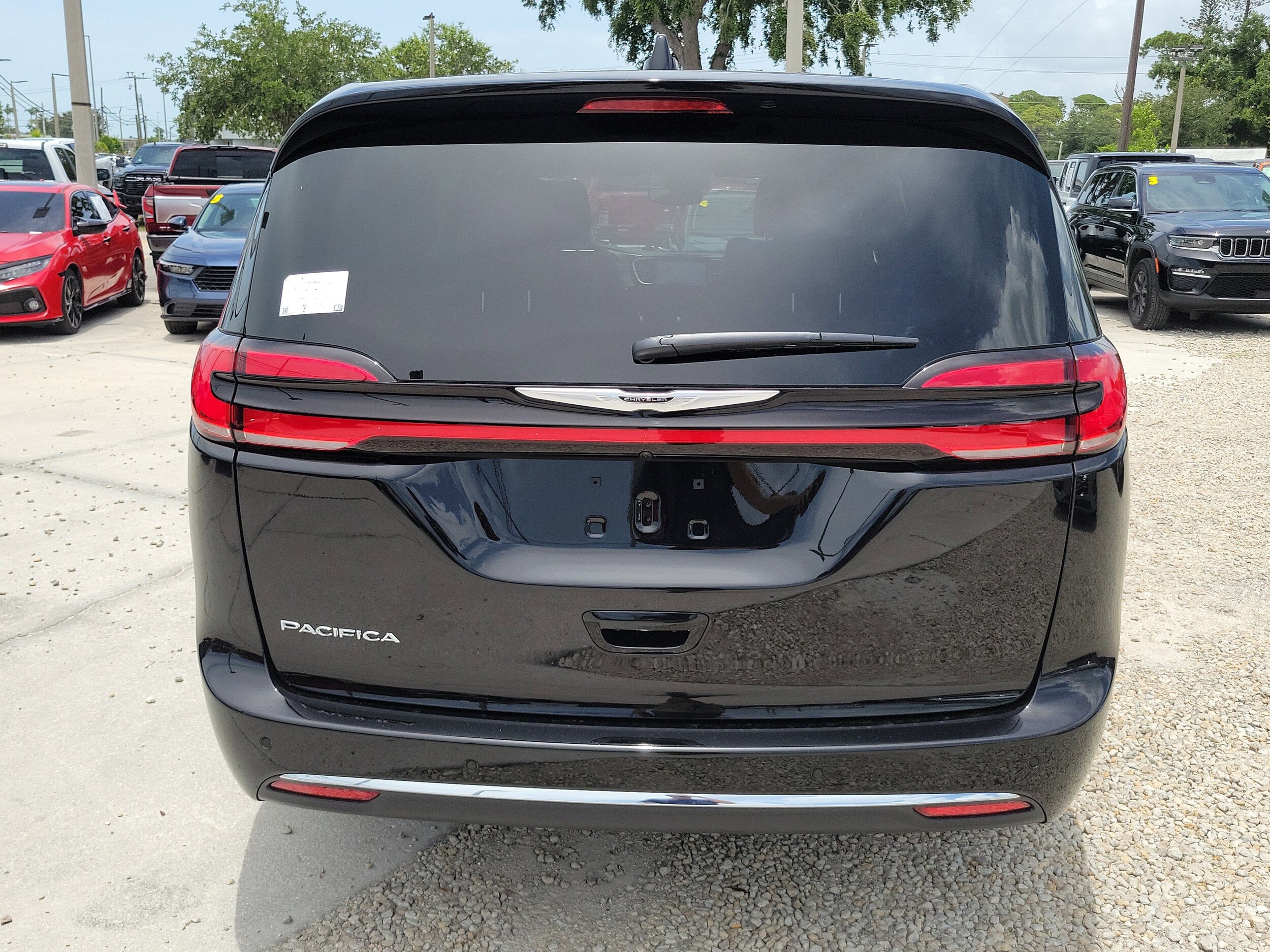 2025 Chrysler Pacifica photo 3