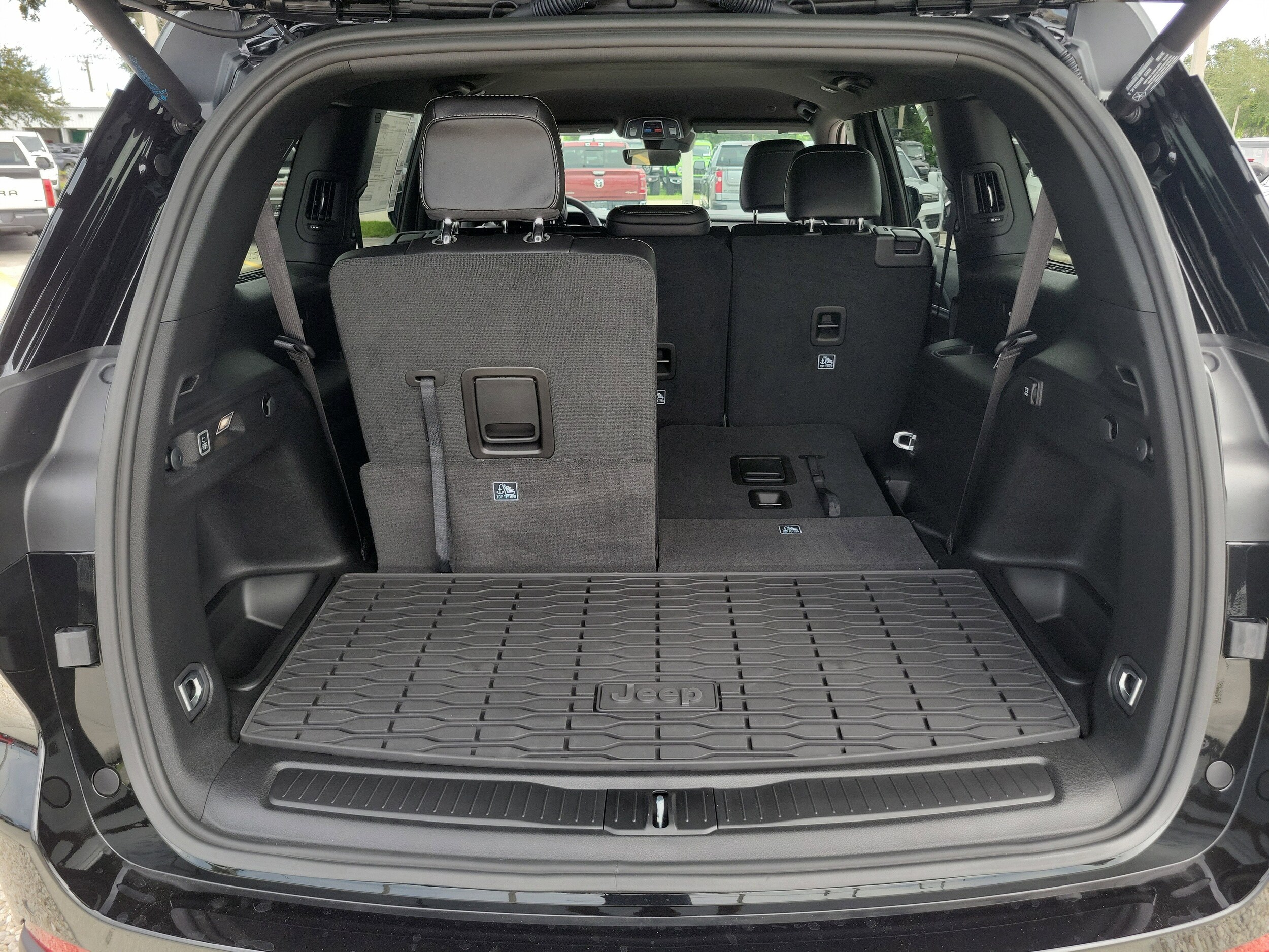 2025 Jeep Grand Cherokee Limited photo 4
