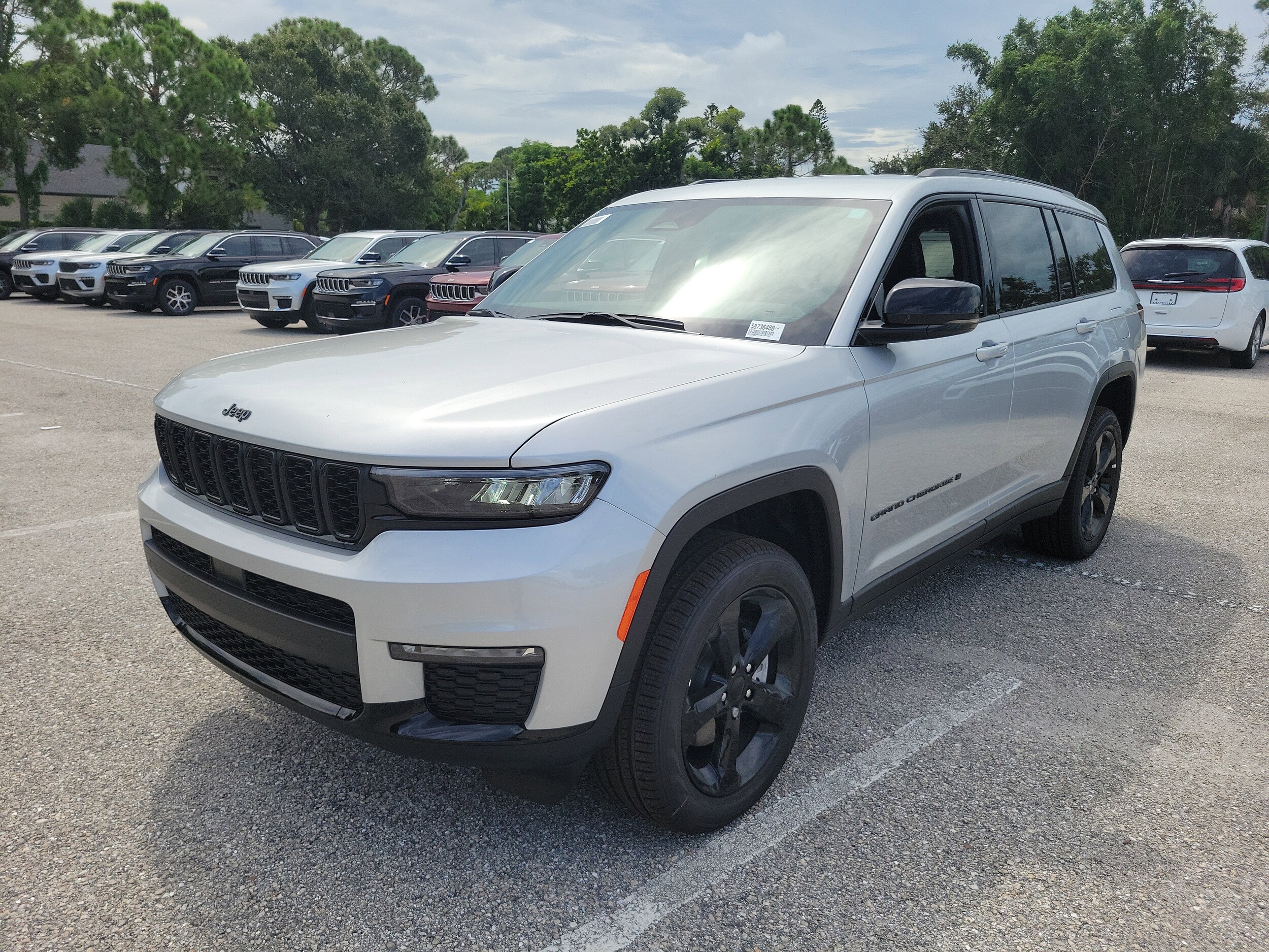 2025 Jeep Grand Cherokee Limited photo 2