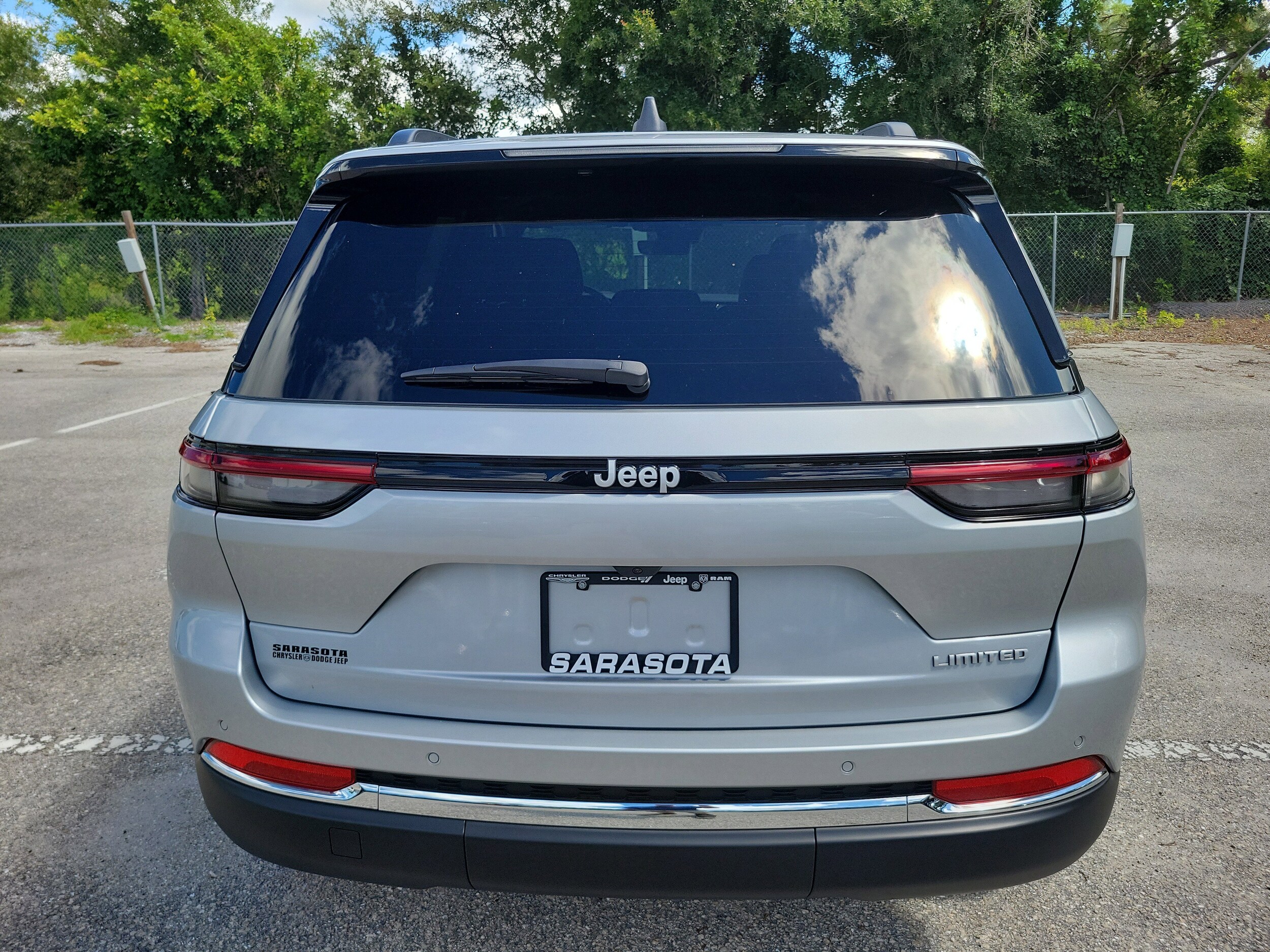 2025 Jeep Cherokee Limited photo 3