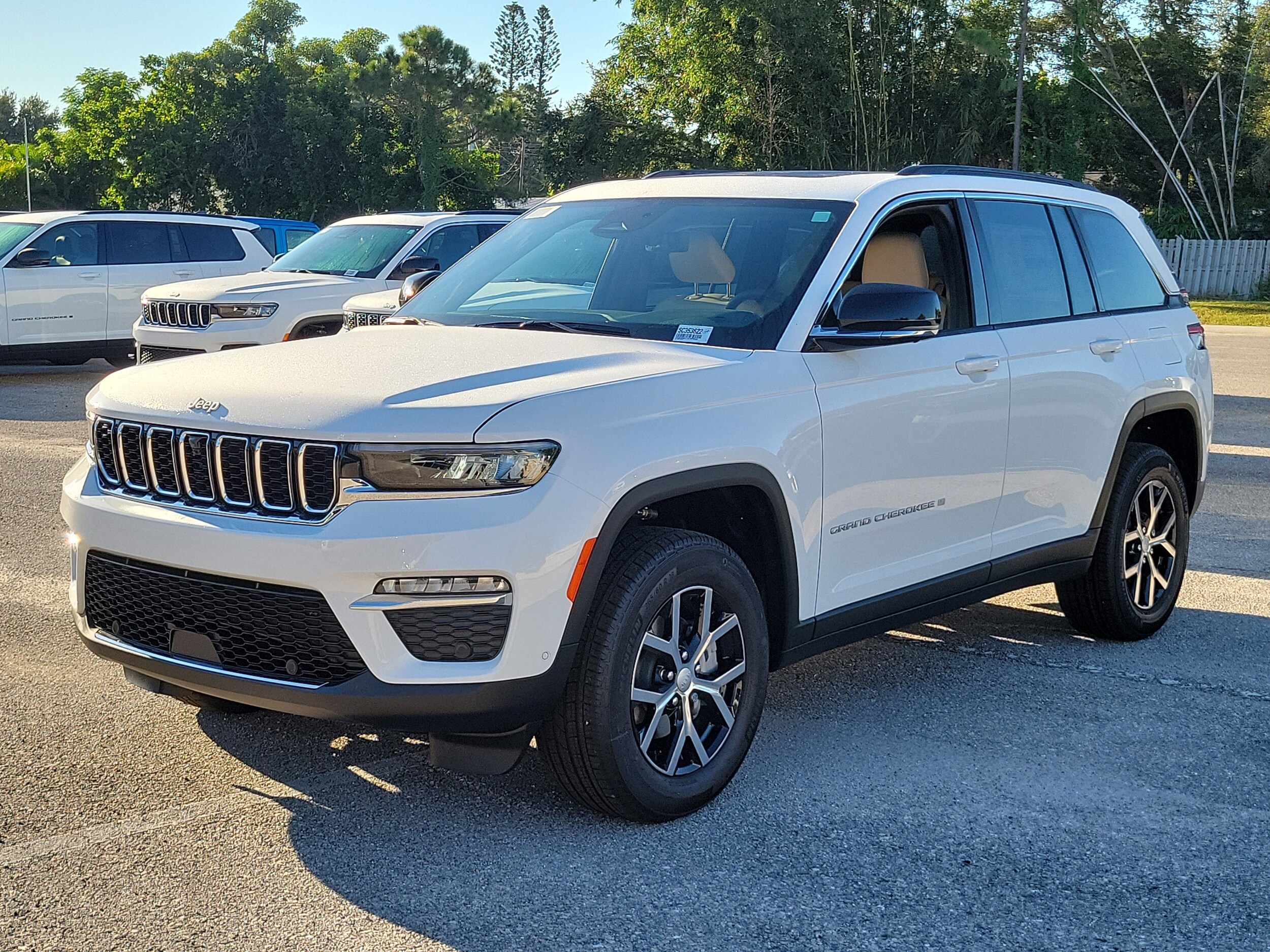 2025 Jeep Grand Cherokee Limited photo 2