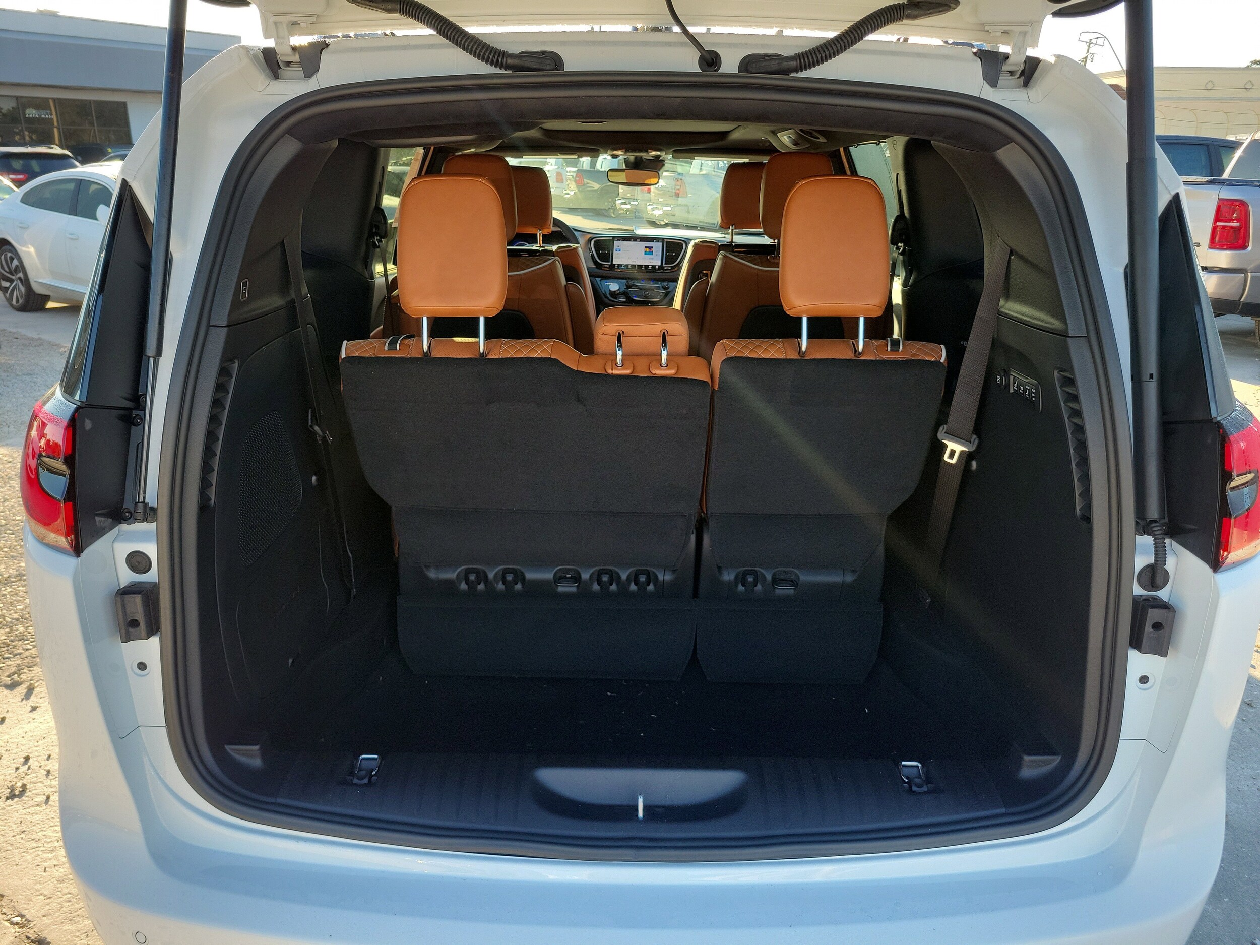 2026 Chrysler Pacifica Pinnacle photo 4