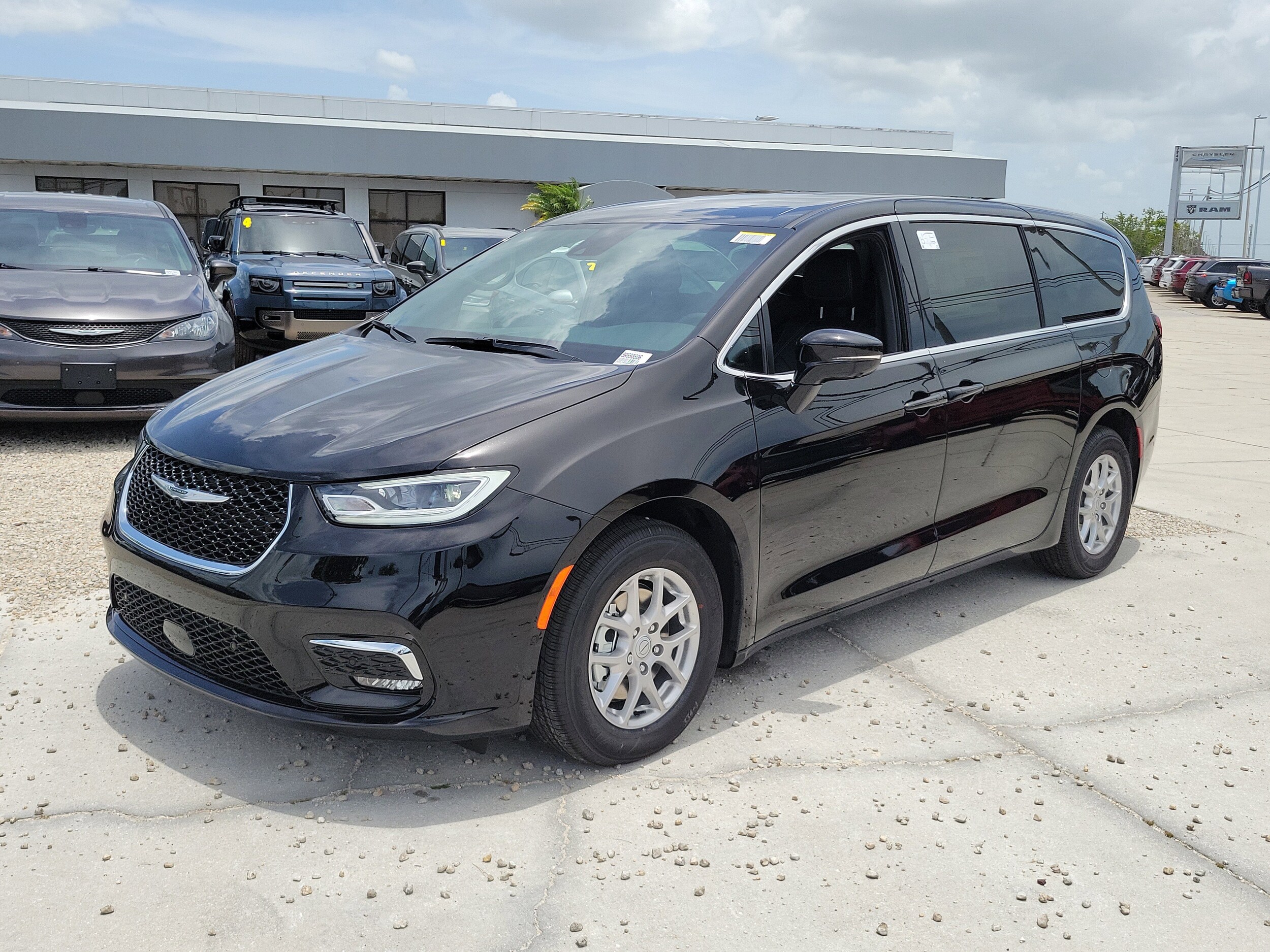 2025 Chrysler Pacifica photo 2