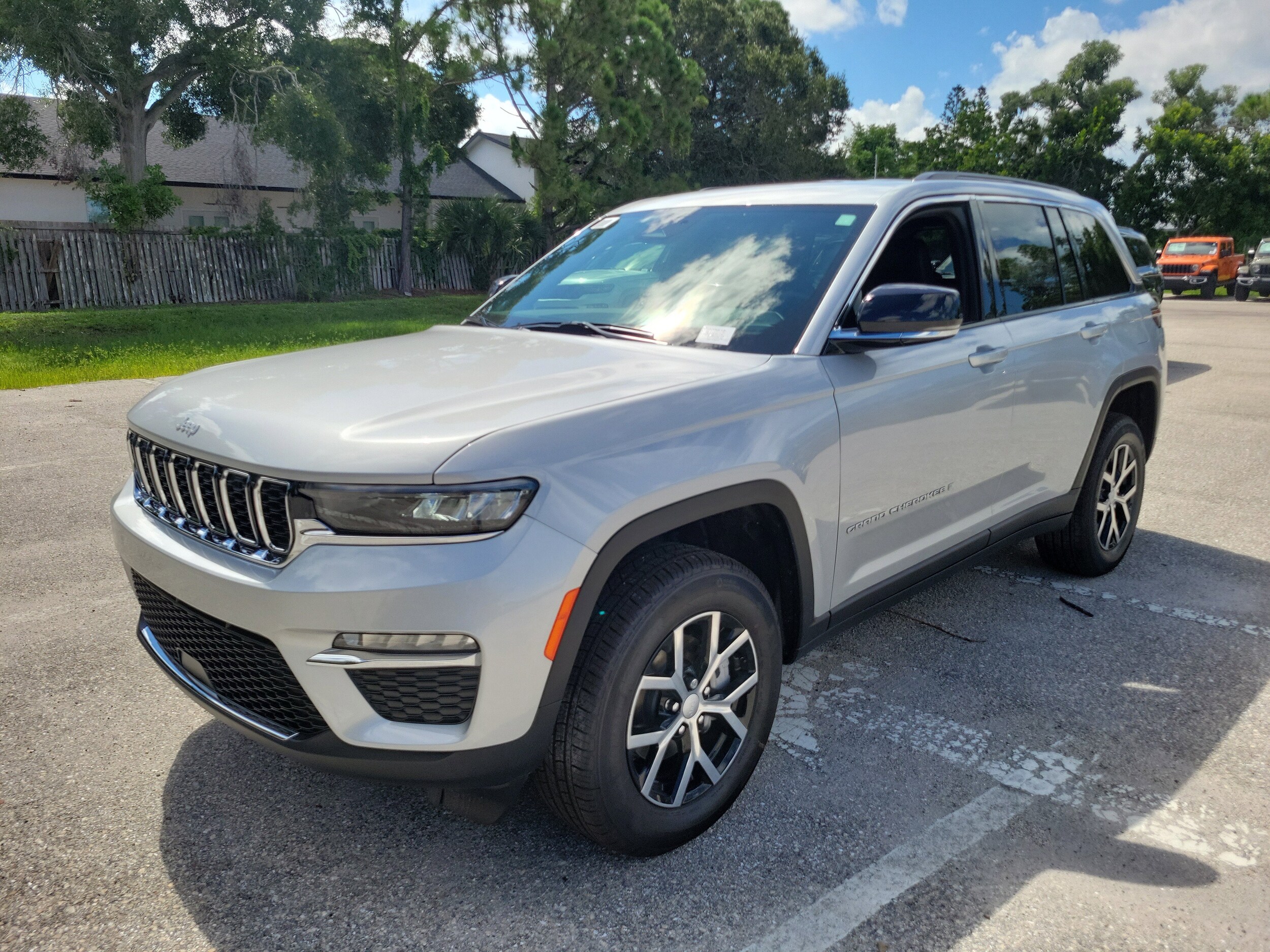 2025 Jeep Cherokee Limited photo 2