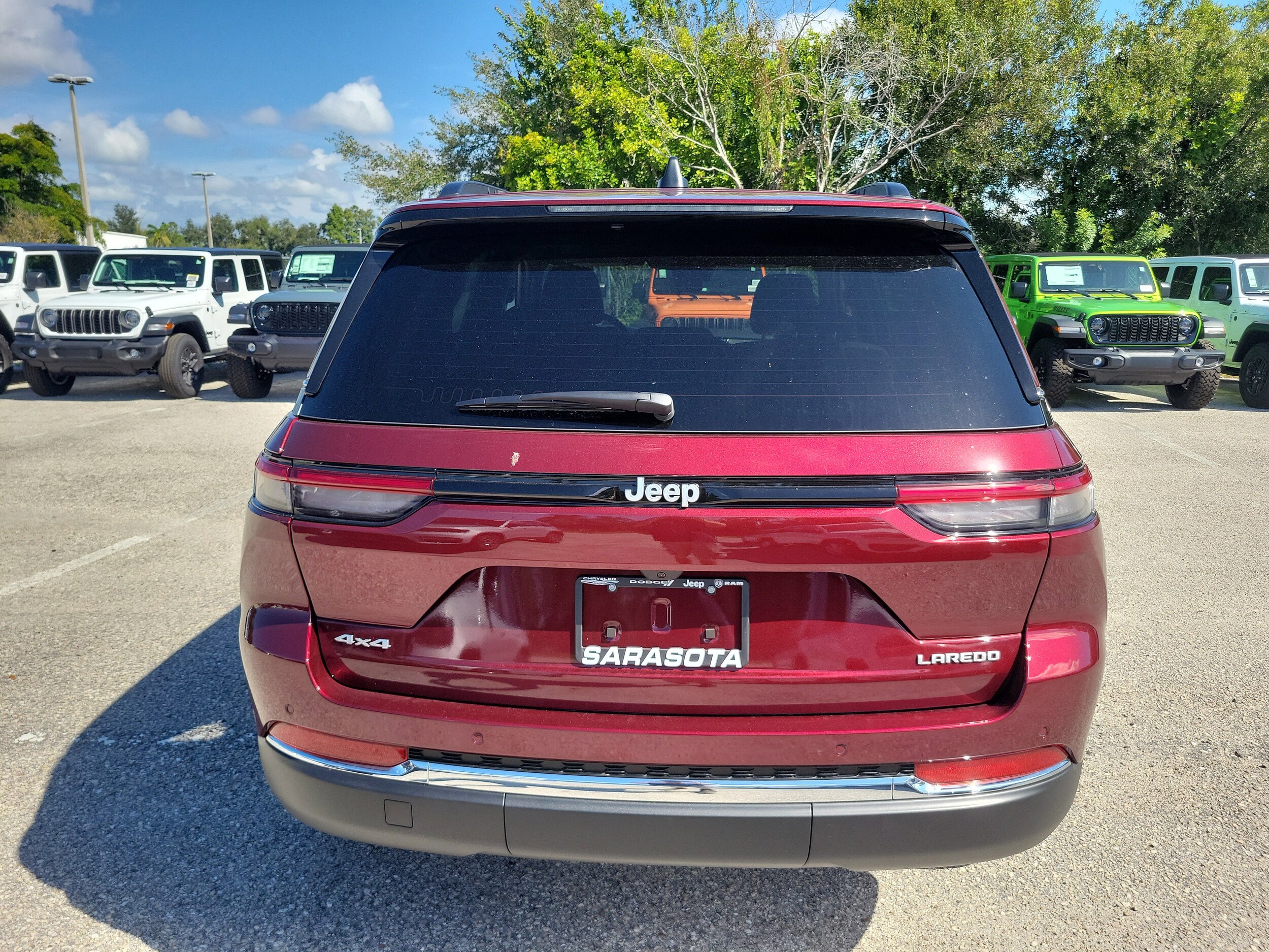 2025 Jeep Grand Cherokee Laredo photo 2