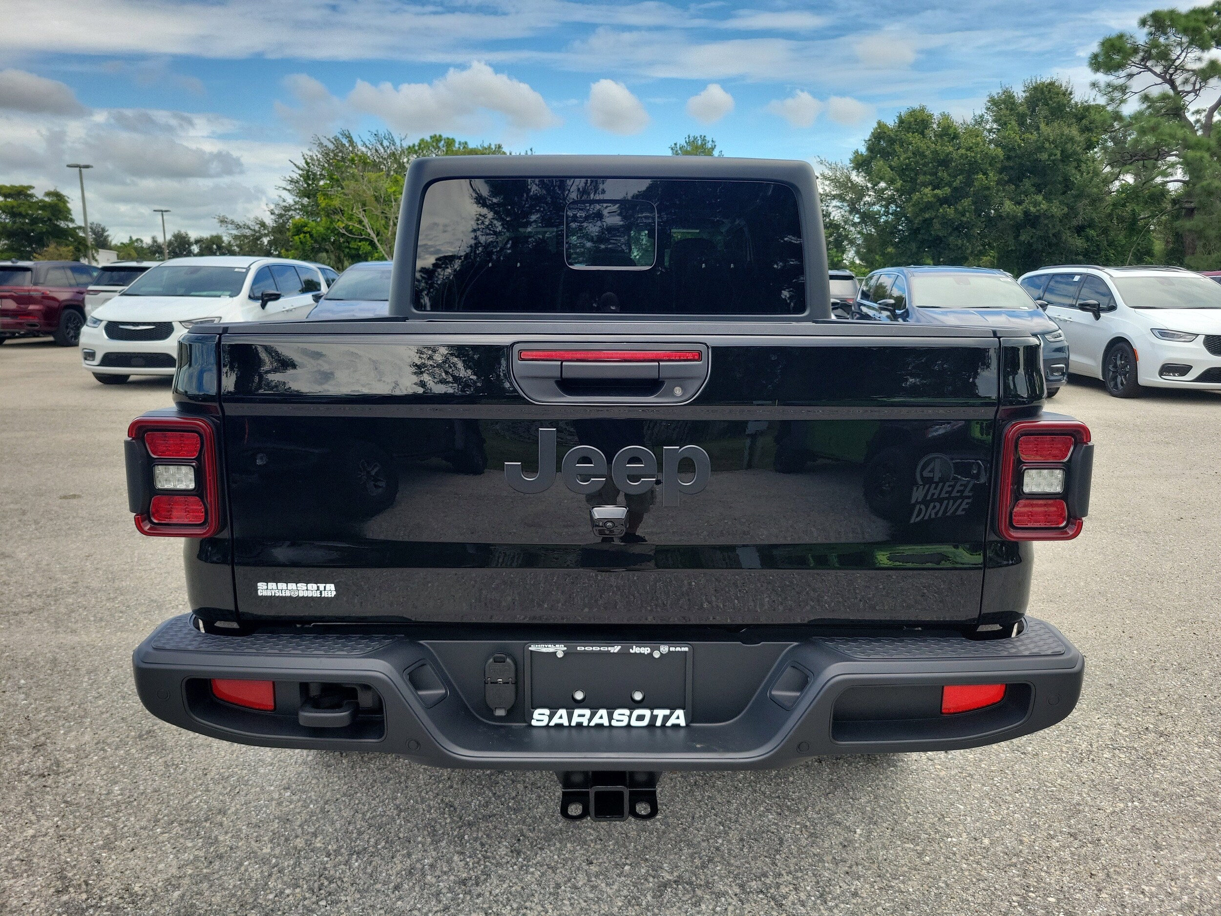 2025 Jeep Gladiator Willys photo 2