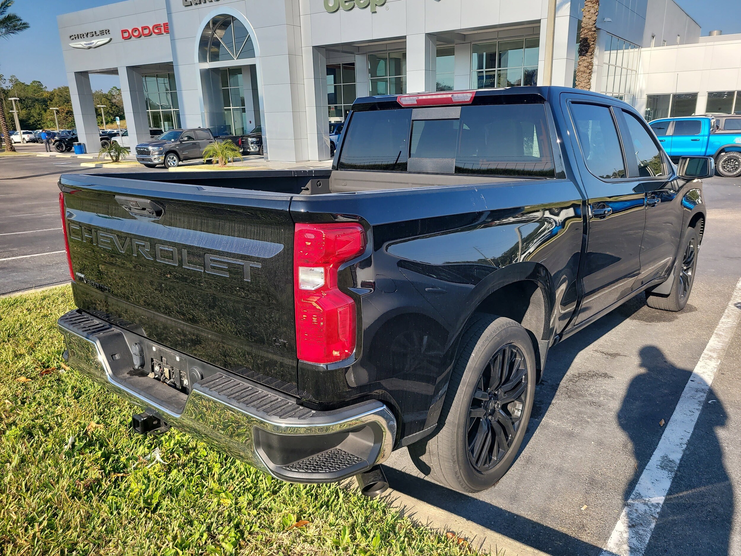 2023 Chevrolet Silverado 1500 LT photo 3