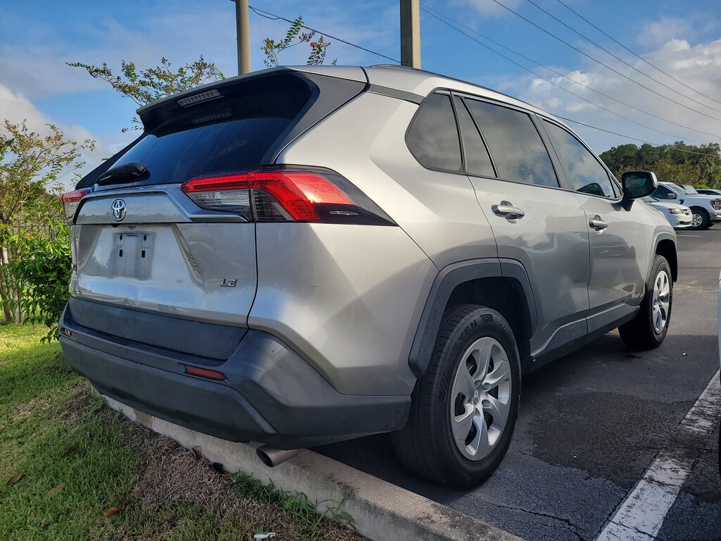 2020 Toyota RAV4 LE photo 3