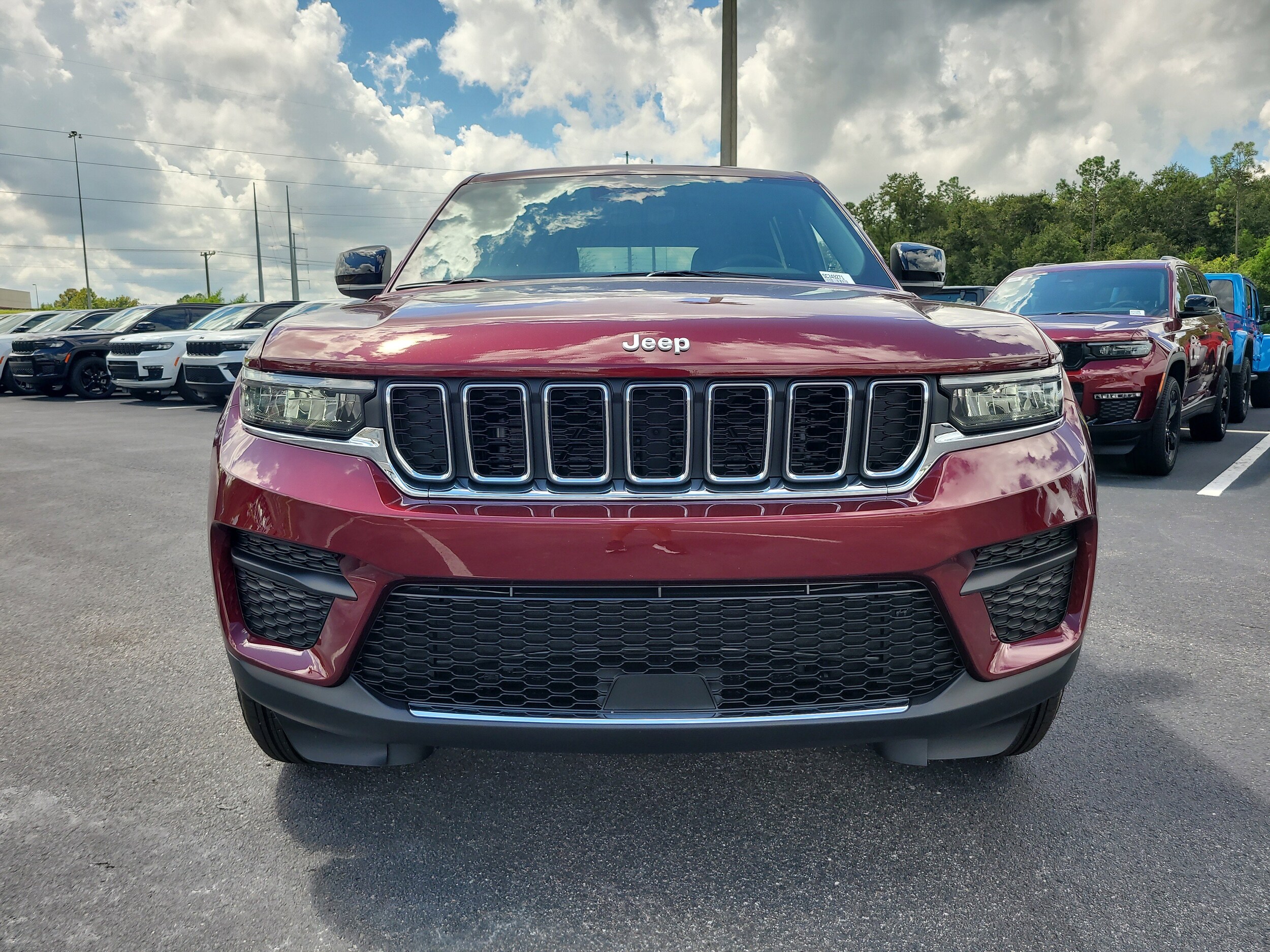 2025 Jeep Grand Cherokee Laredo photo 2