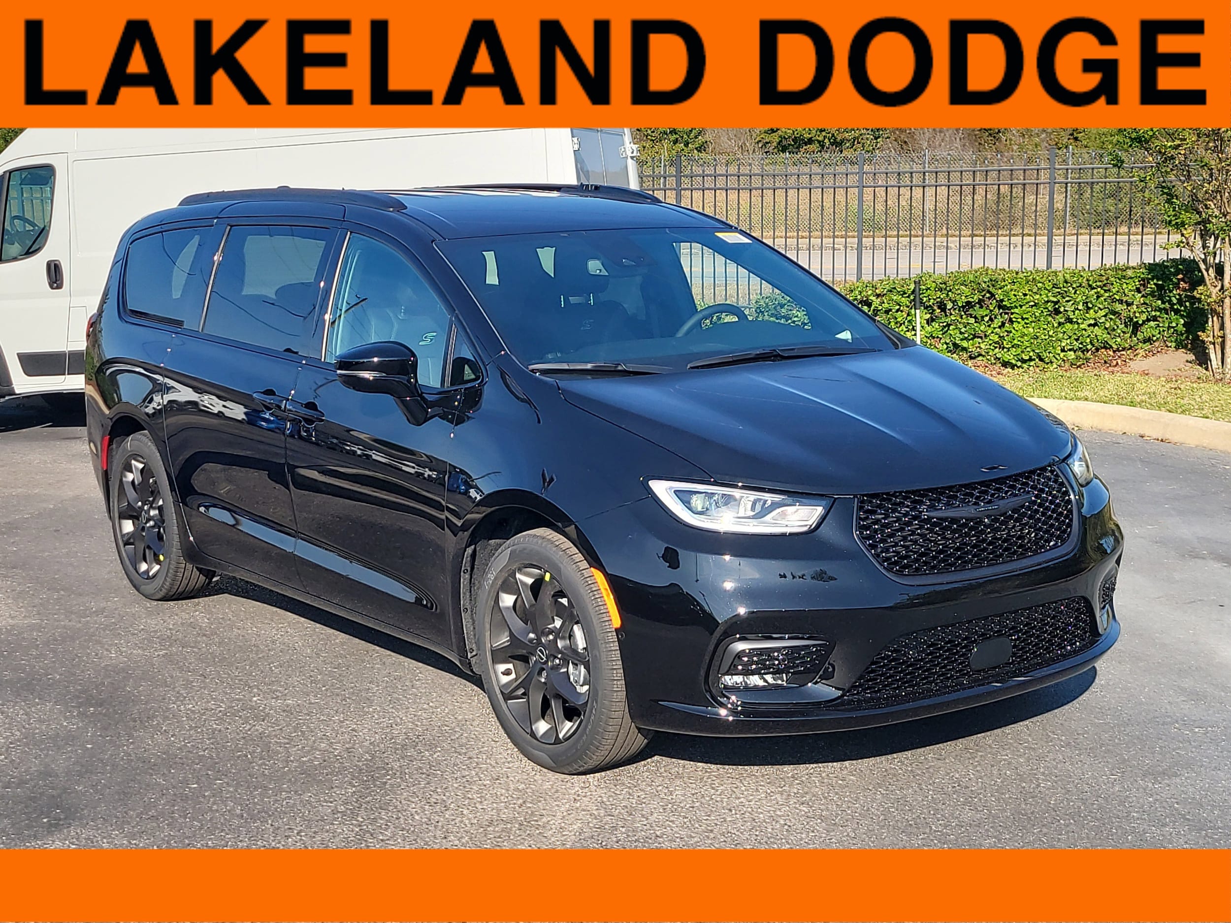 2026 Chrysler Pacifica Select's photo