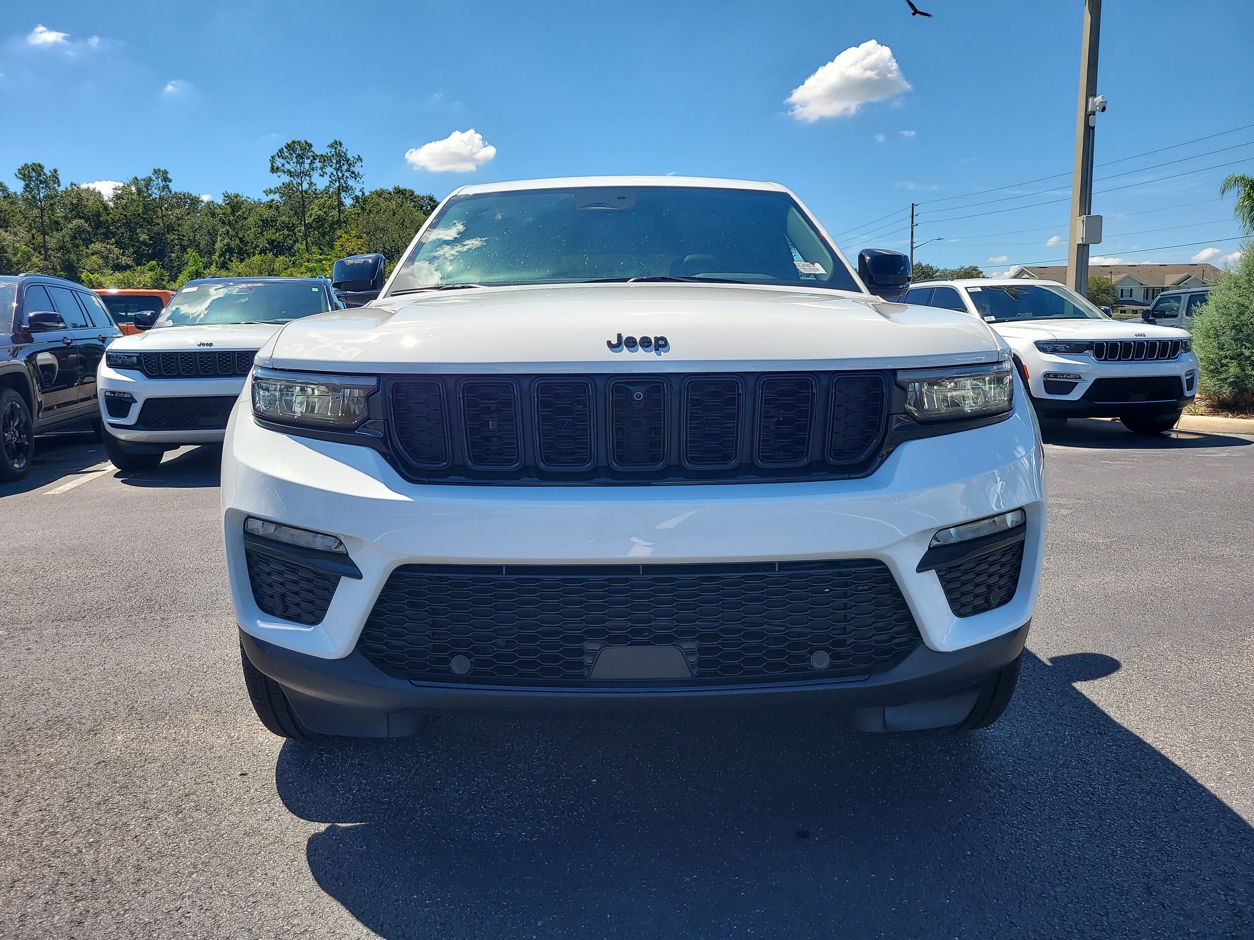 2025 Jeep Grand Cherokee Limited photo 3