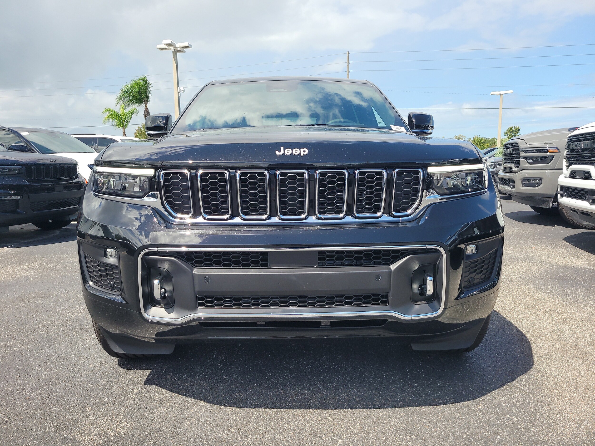 2025 Jeep Grand Cherokee Overland photo 3