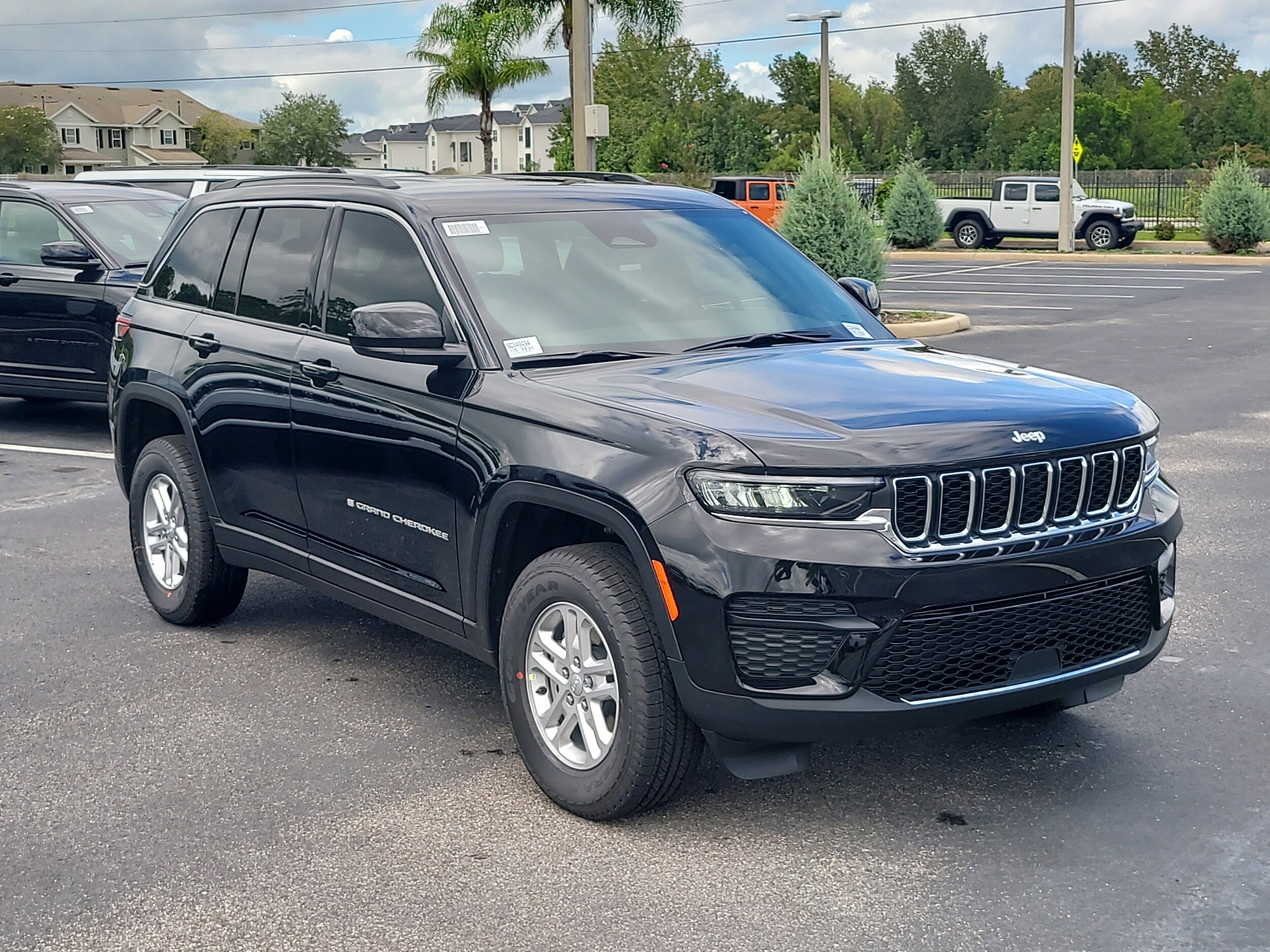 2025 Jeep Grand Cherokee Laredo photo 2