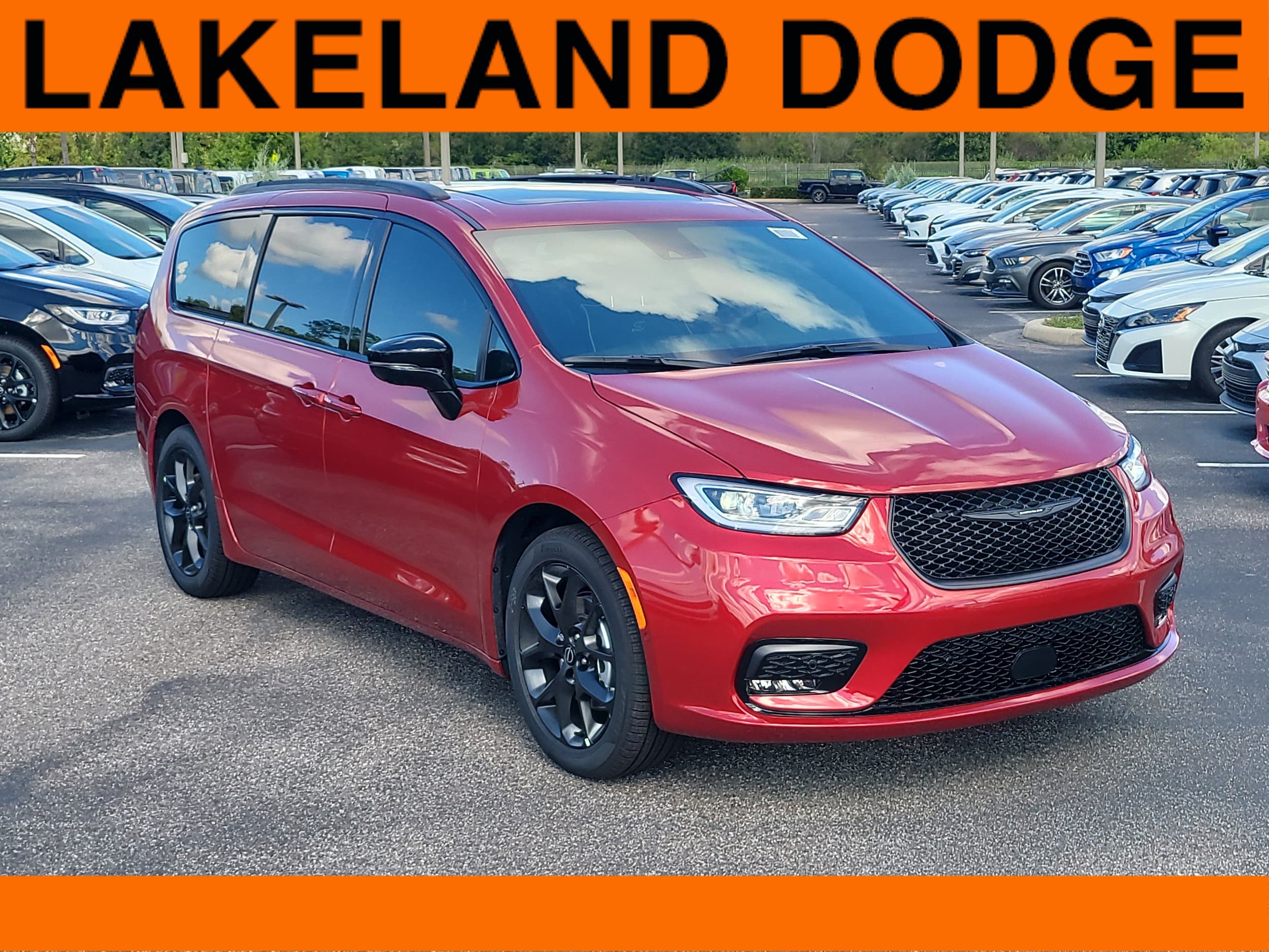 2026 Chrysler Pacifica Limited's photo